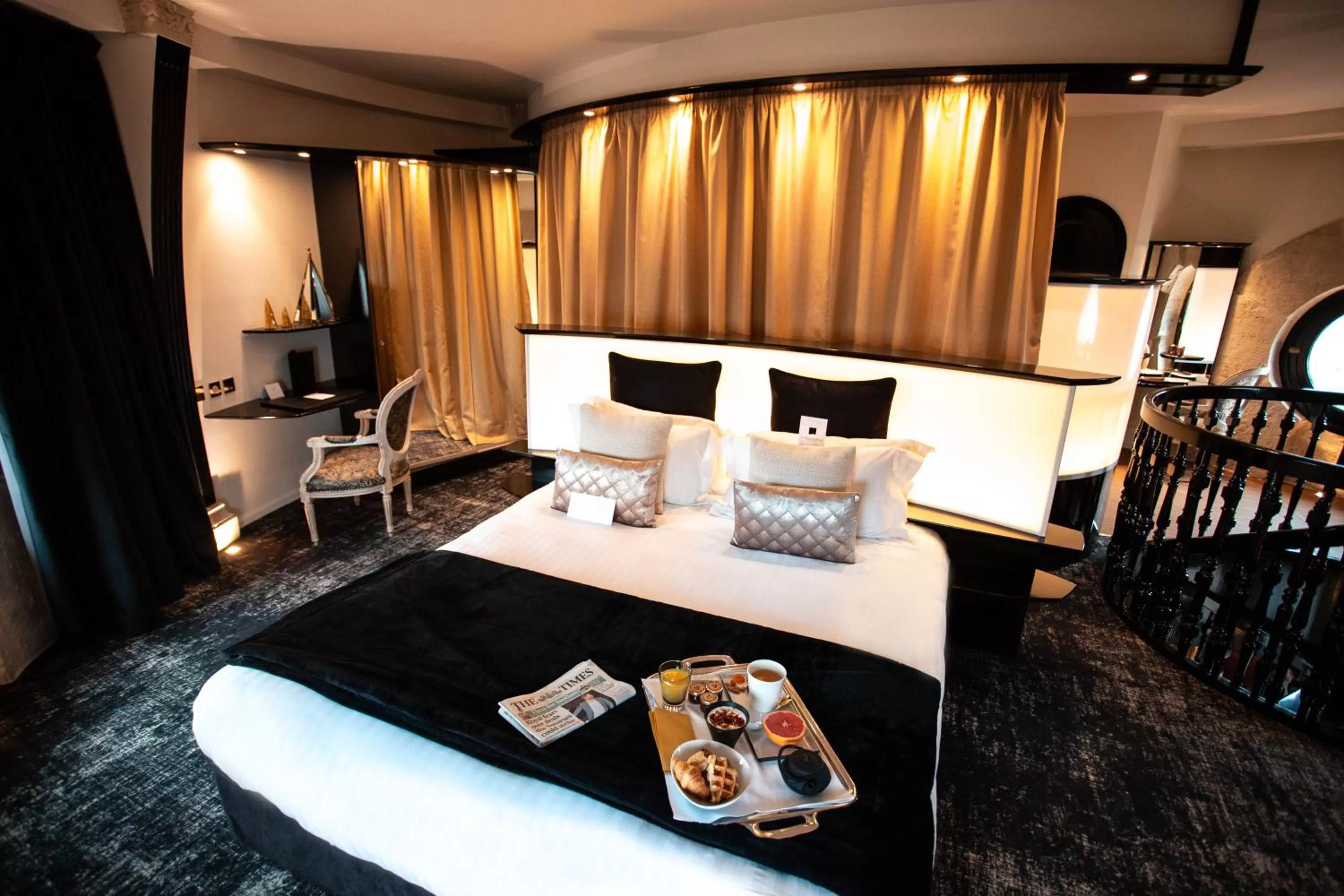 Photo of the whole room, Bed in Hôtel Carlton Lille