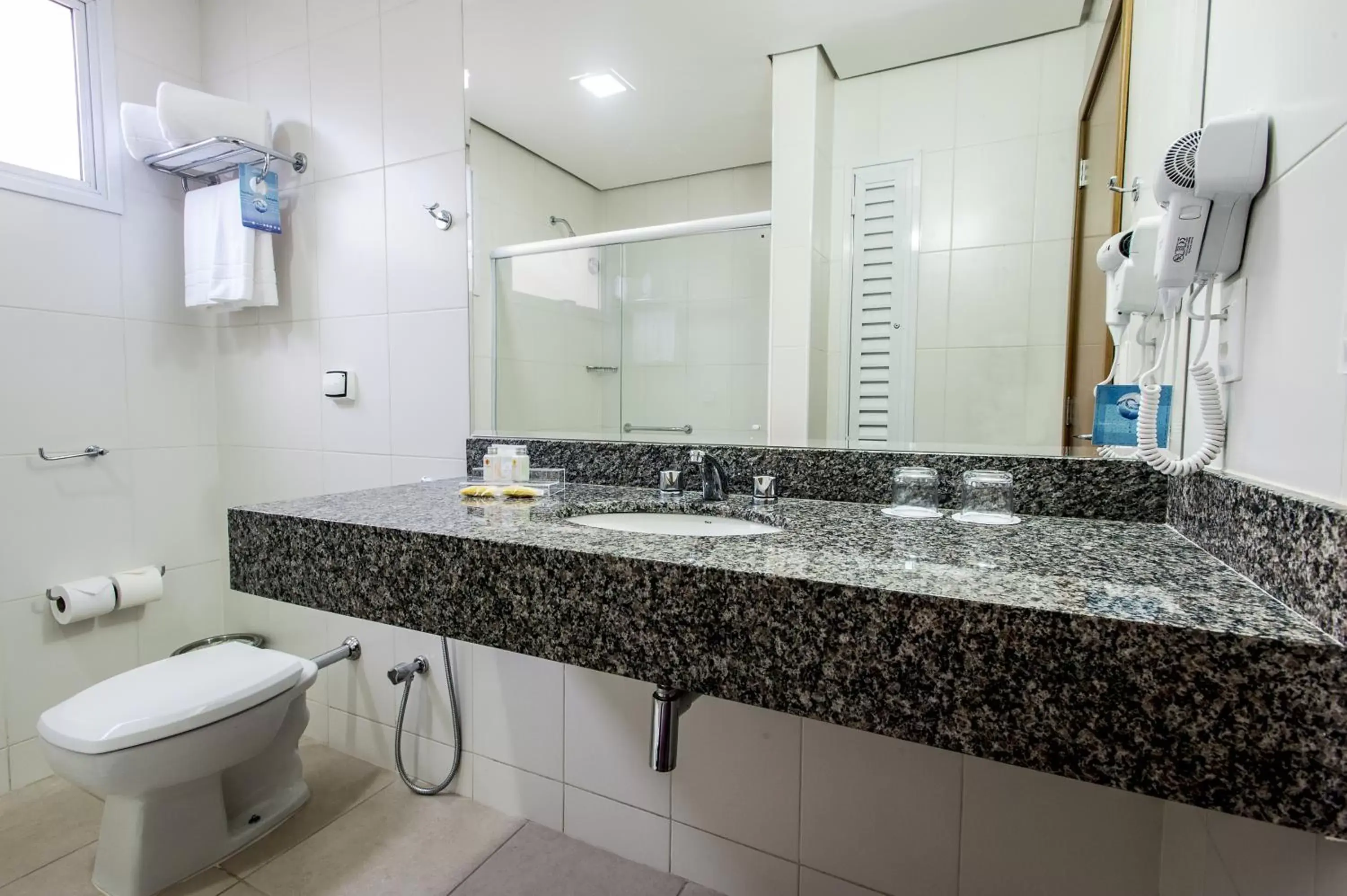 Shower, Bathroom in Comfort Hotel Bauru