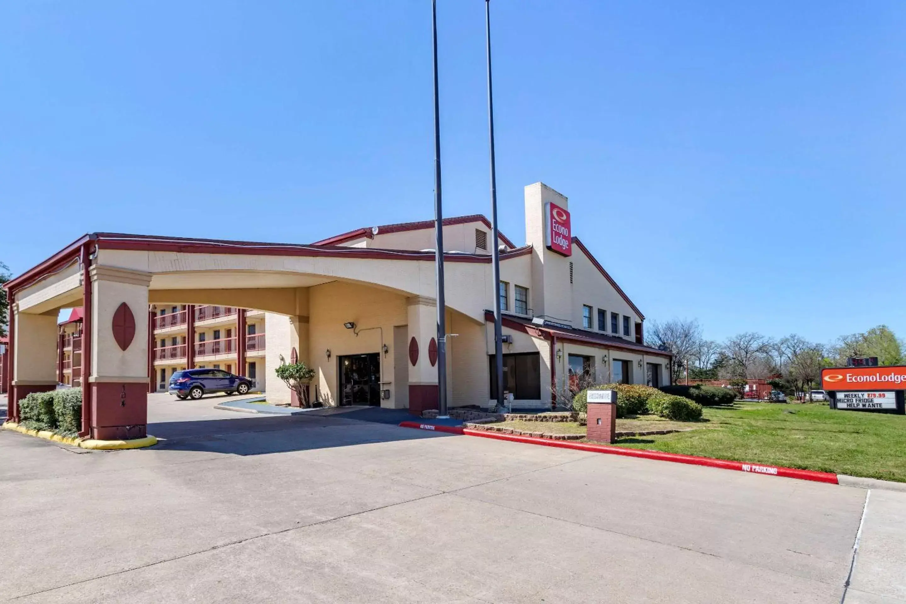 Property building, Facade/Entrance in Knights Inn College Station