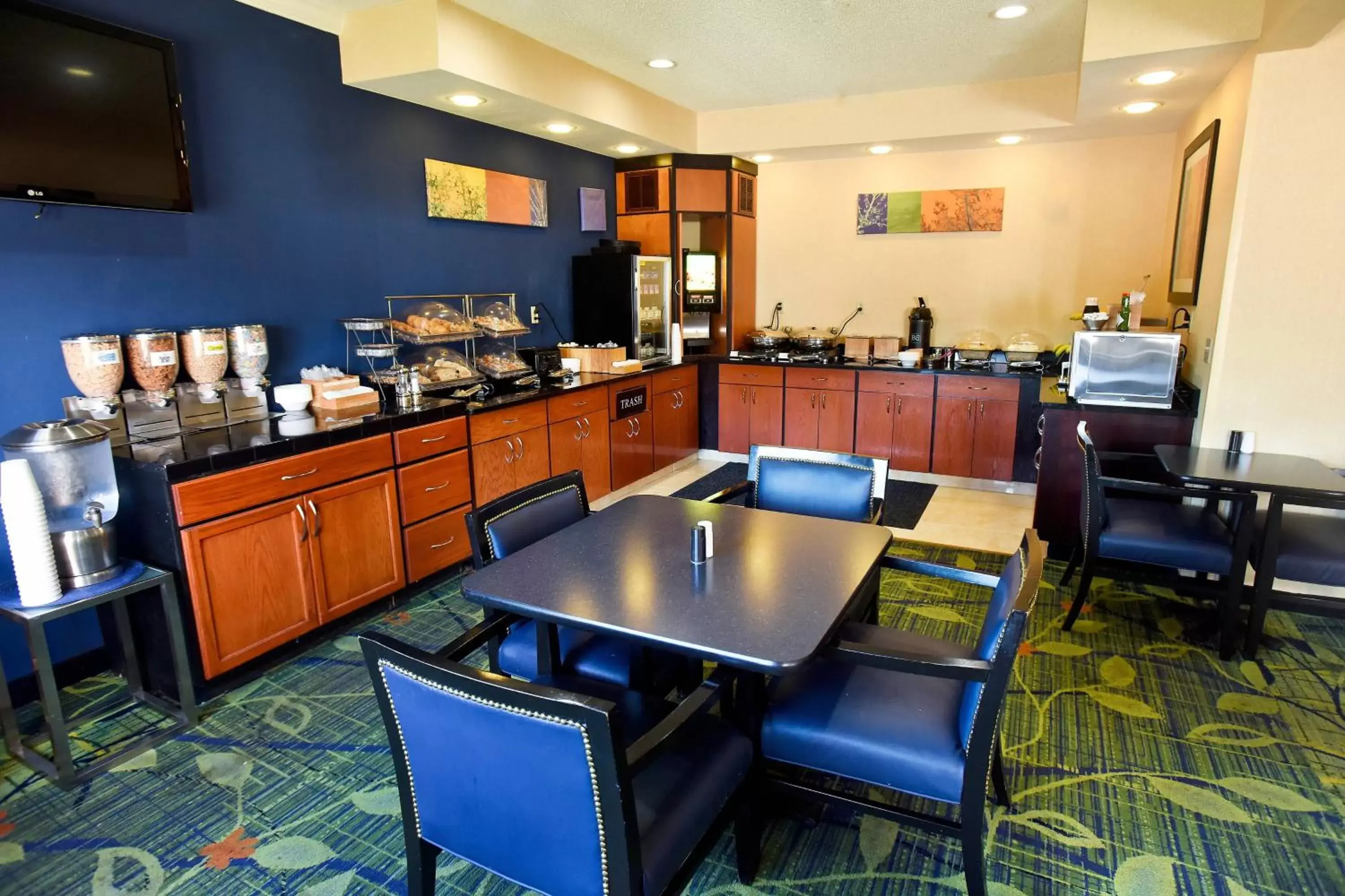 Breakfast, Restaurant/Places to Eat in Fairfield Inn Topeka