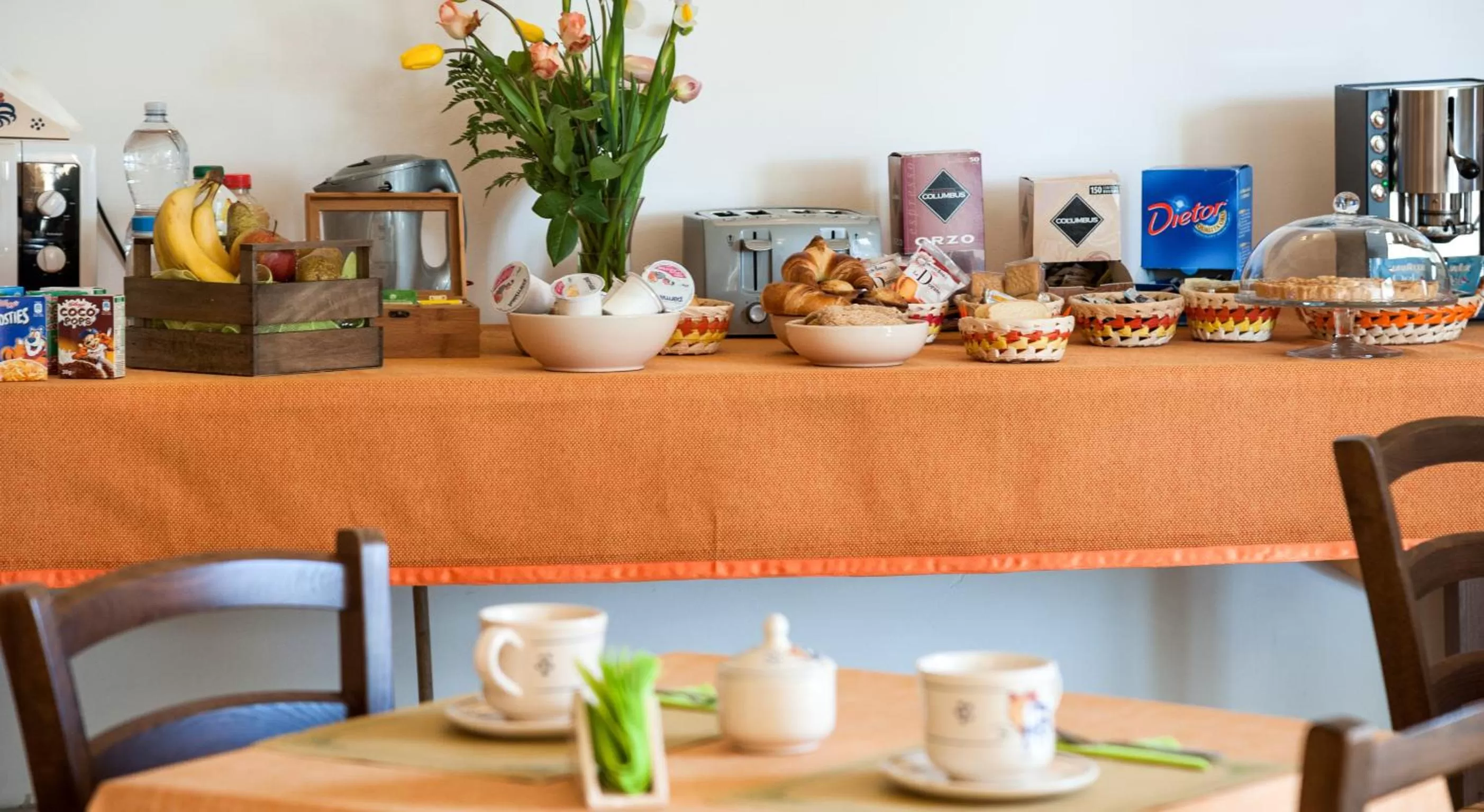 Communal lounge/ TV room in B&B La Garolla