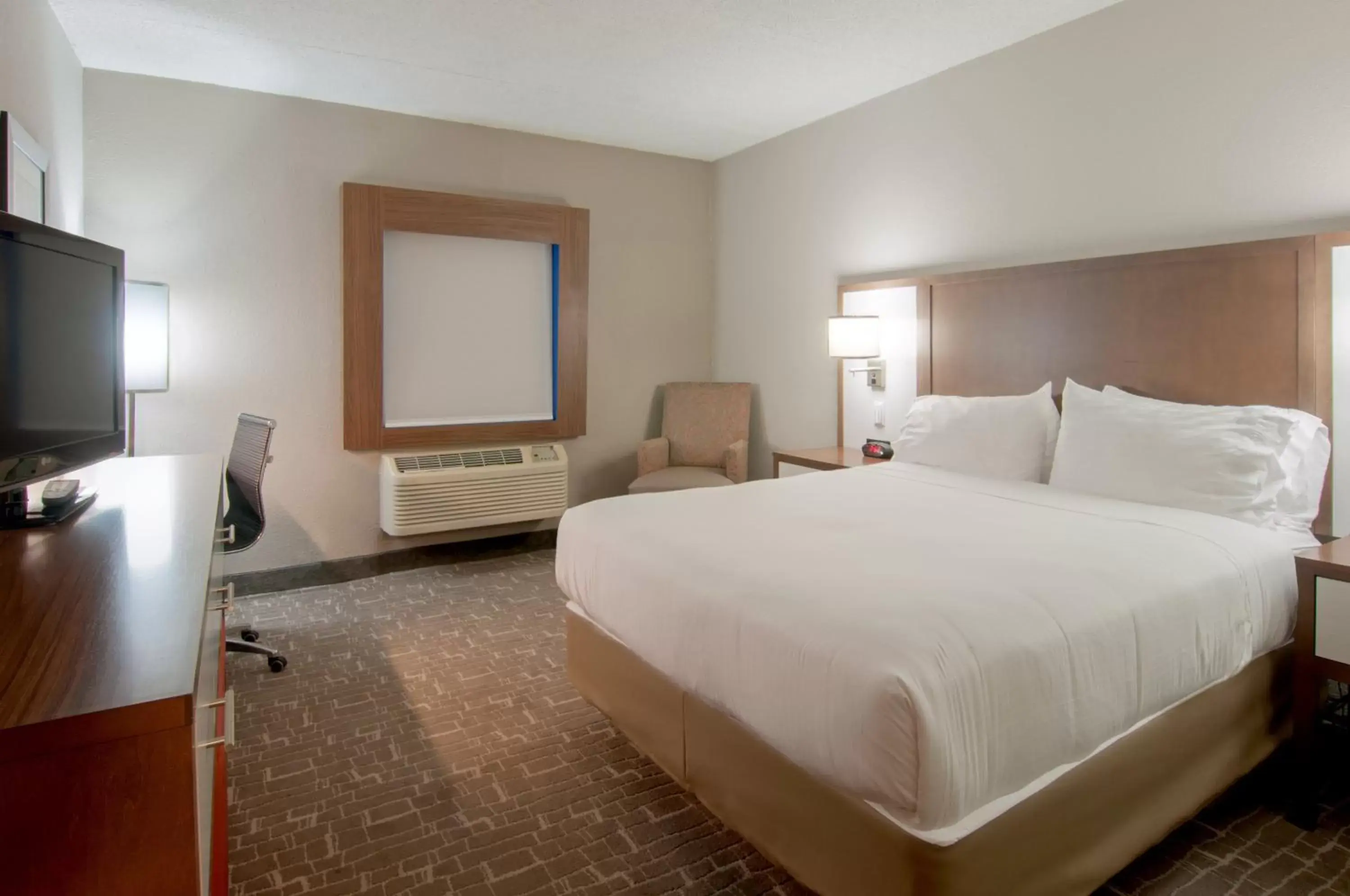 Photo of the whole room, Bed in Holiday Inn Express & Suites Nashville-I-40 & I-24(Spence Lane), an IHG Hotel