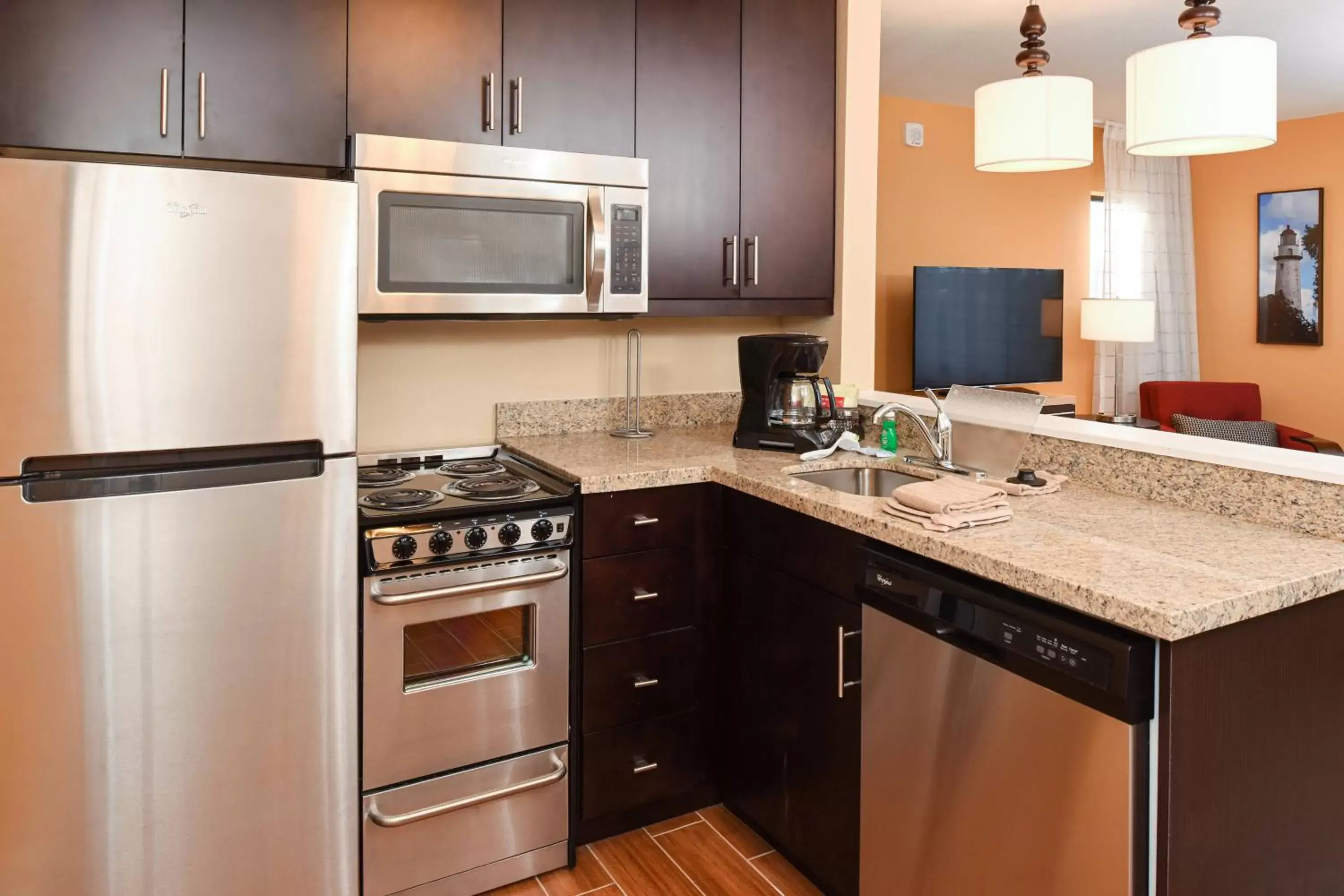 Bedroom, Kitchen/Kitchenette in TownePlace Suites by Marriott Detroit Commerce