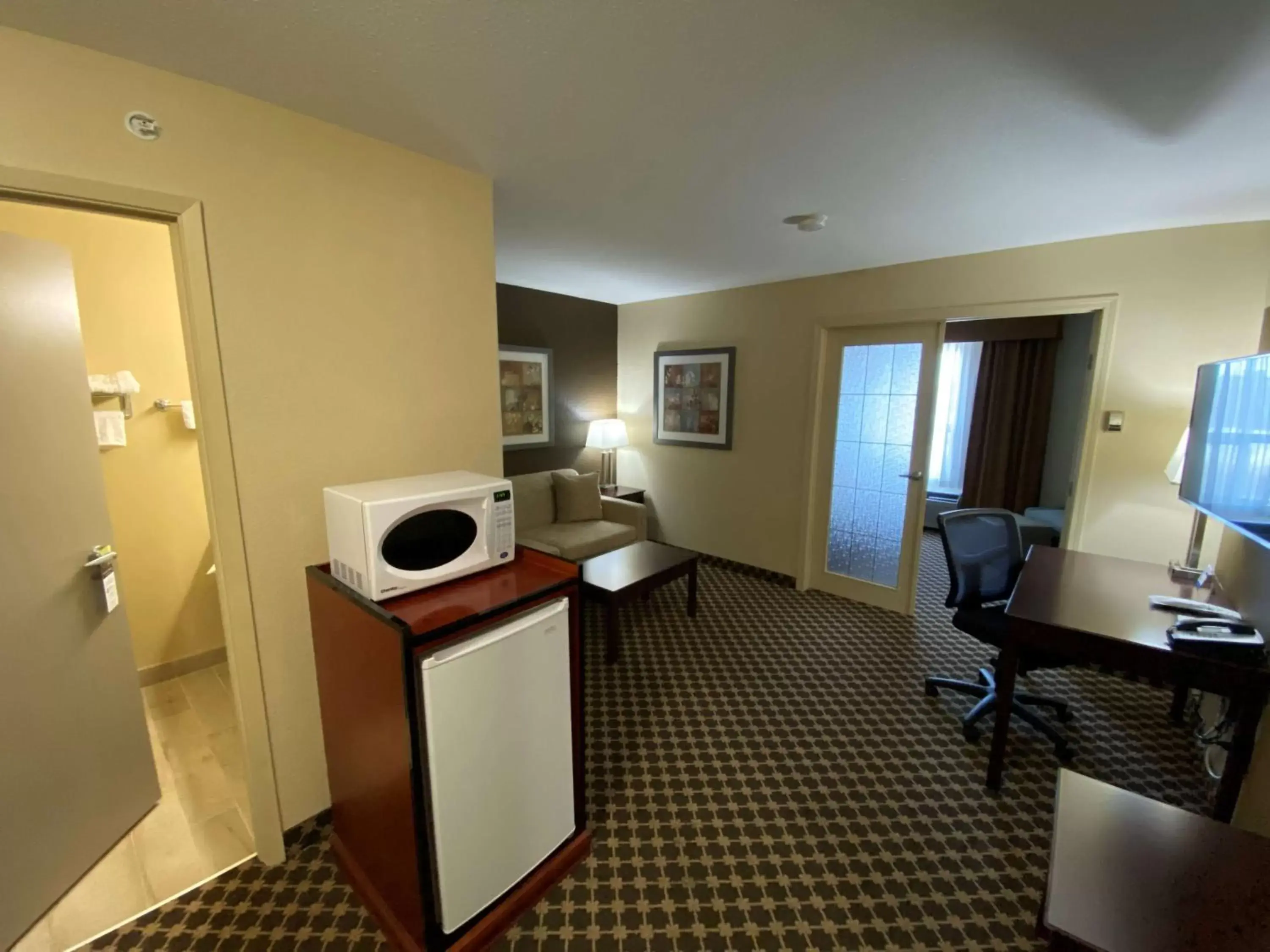 Living room, Kitchen/Kitchenette in Best Western Strathmore Inn