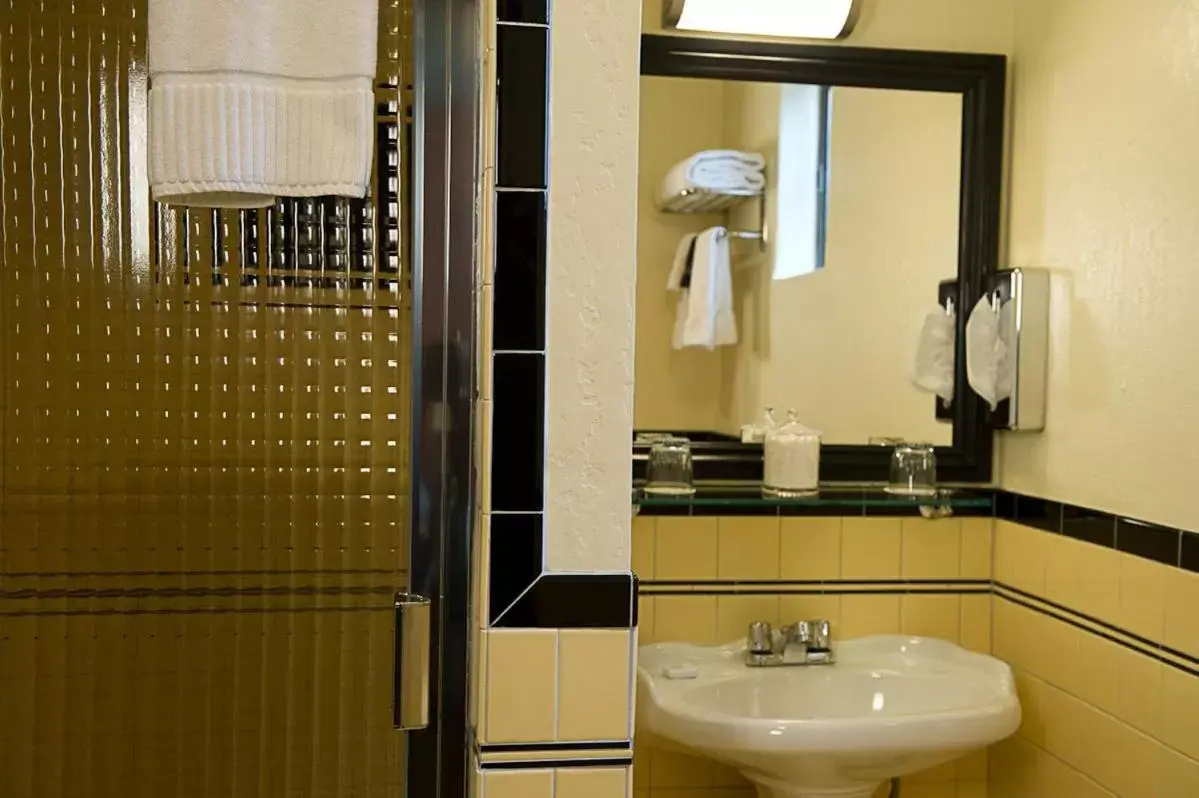 Shower, Bathroom in Hotel Boheme