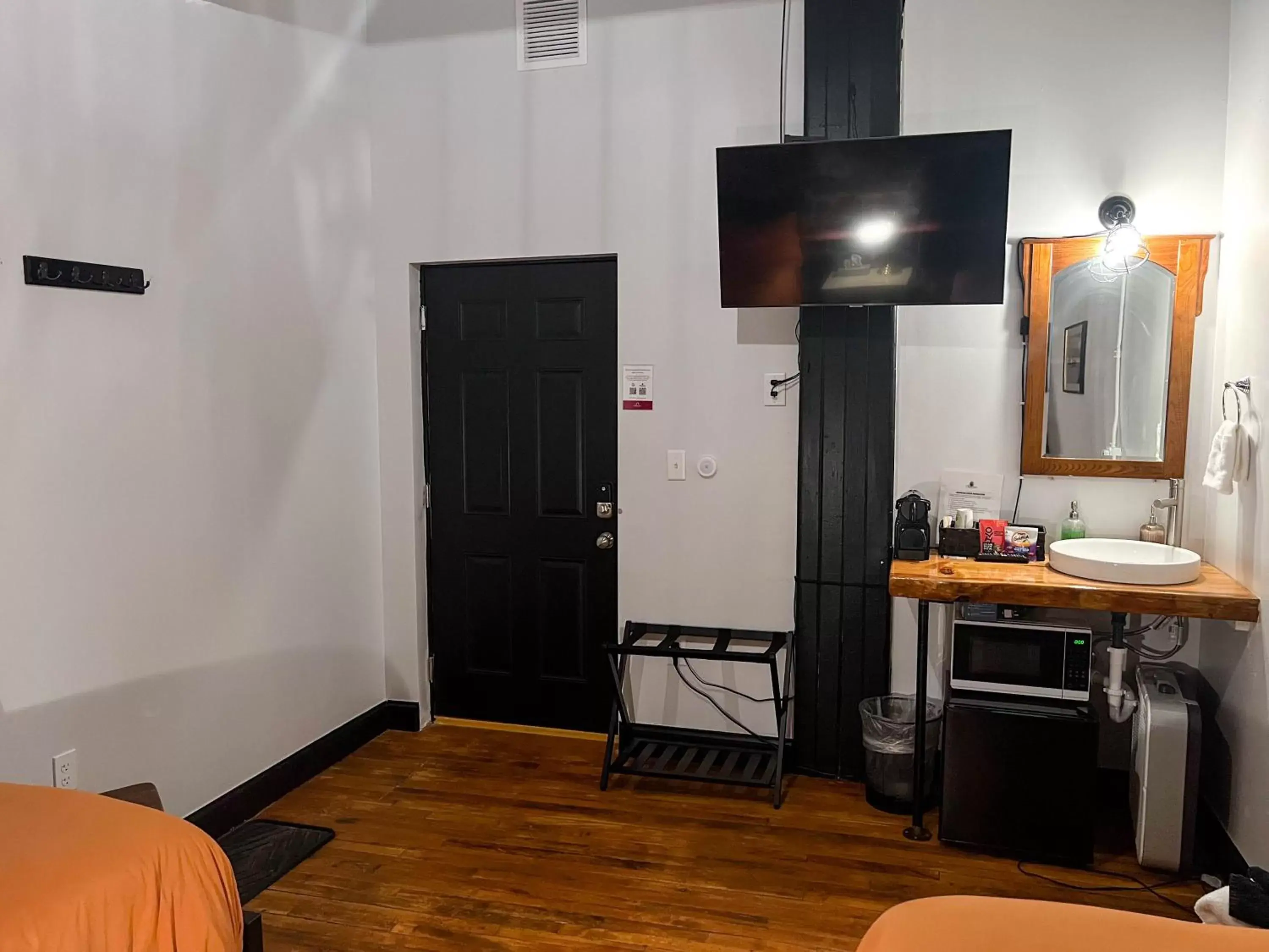 Budget Double or Twin Room in The Oliver Inn Budget Double or Twin Room in The Oliver Inn