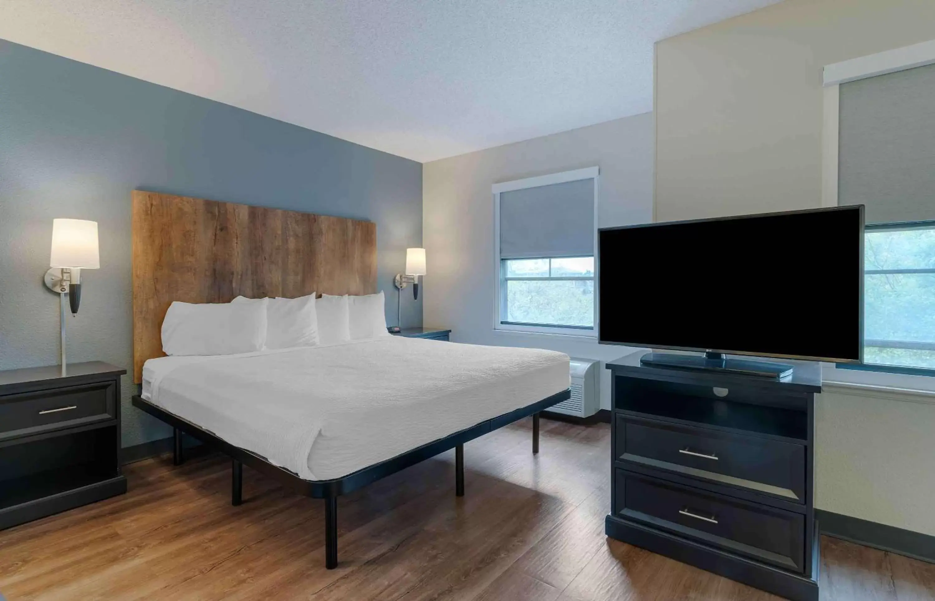 Bedroom, TV/Entertainment Center in Extended Stay America Suites - Fremont - Newark