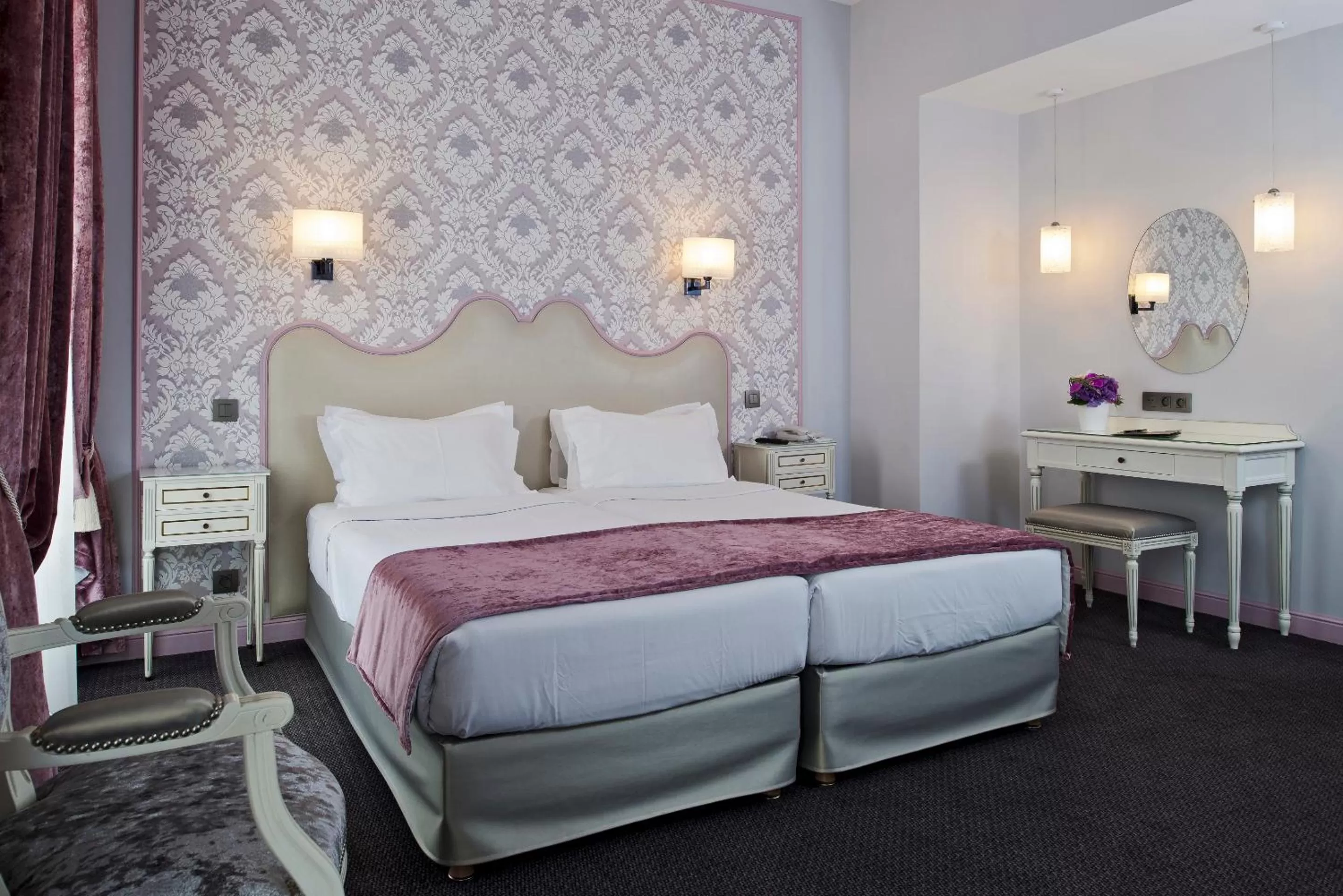 Bed in Hôtel Saint-Pétersbourg Opéra & Spa