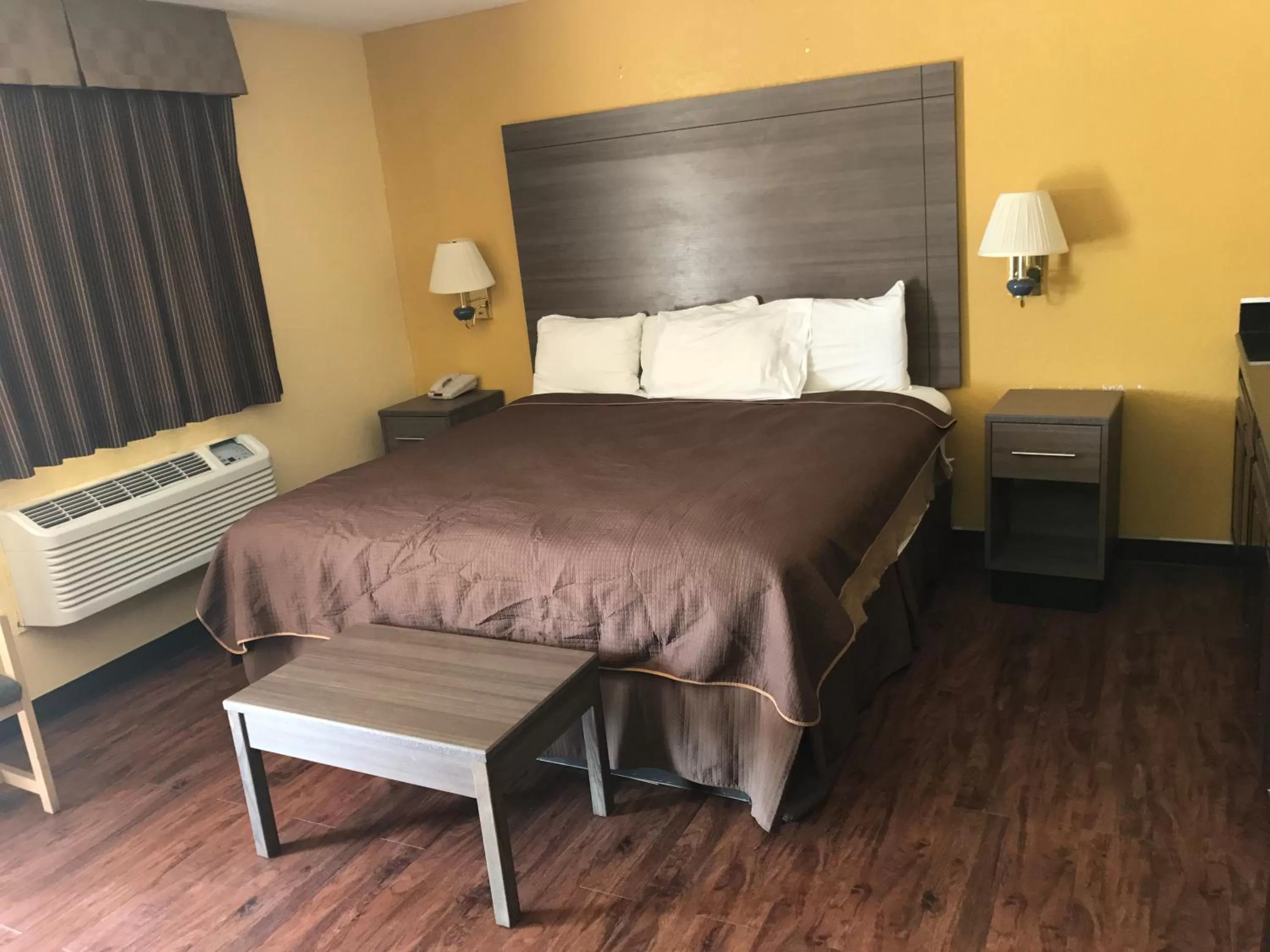 Bed in Village Inn Cotulla