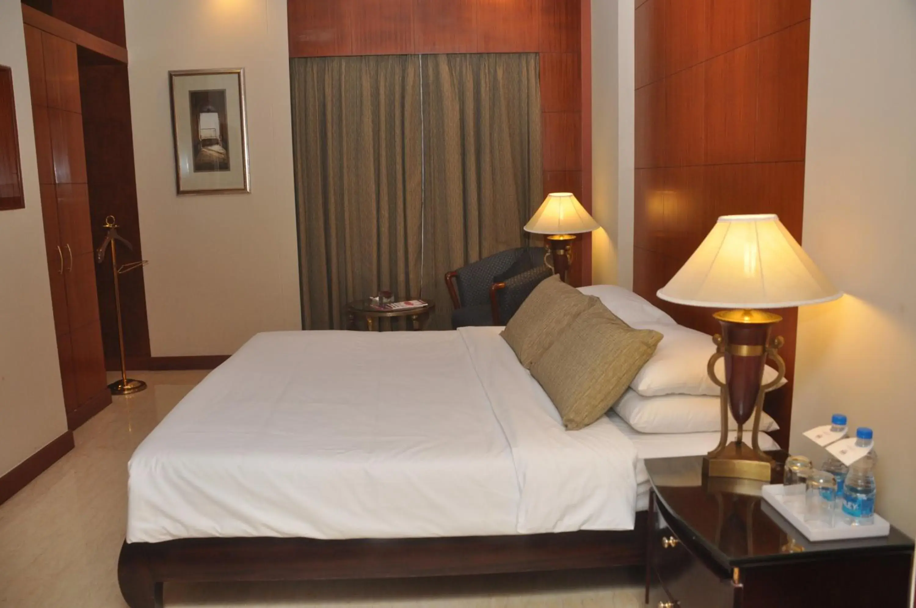 Food and drinks, Bed in The Hans, New Delhi