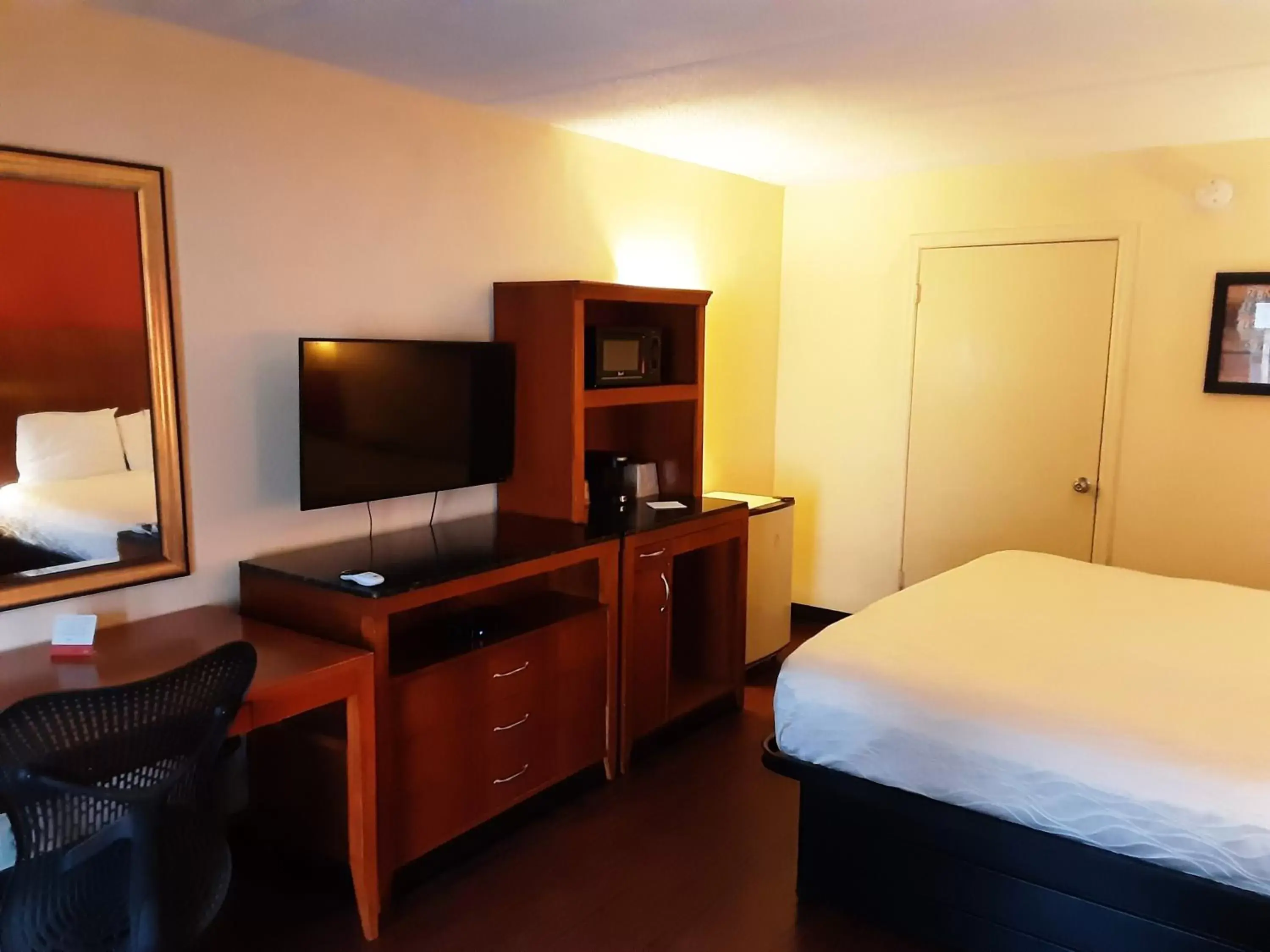 TV/Entertainment Center in Econo Lodge Inn & Suites - Griffin