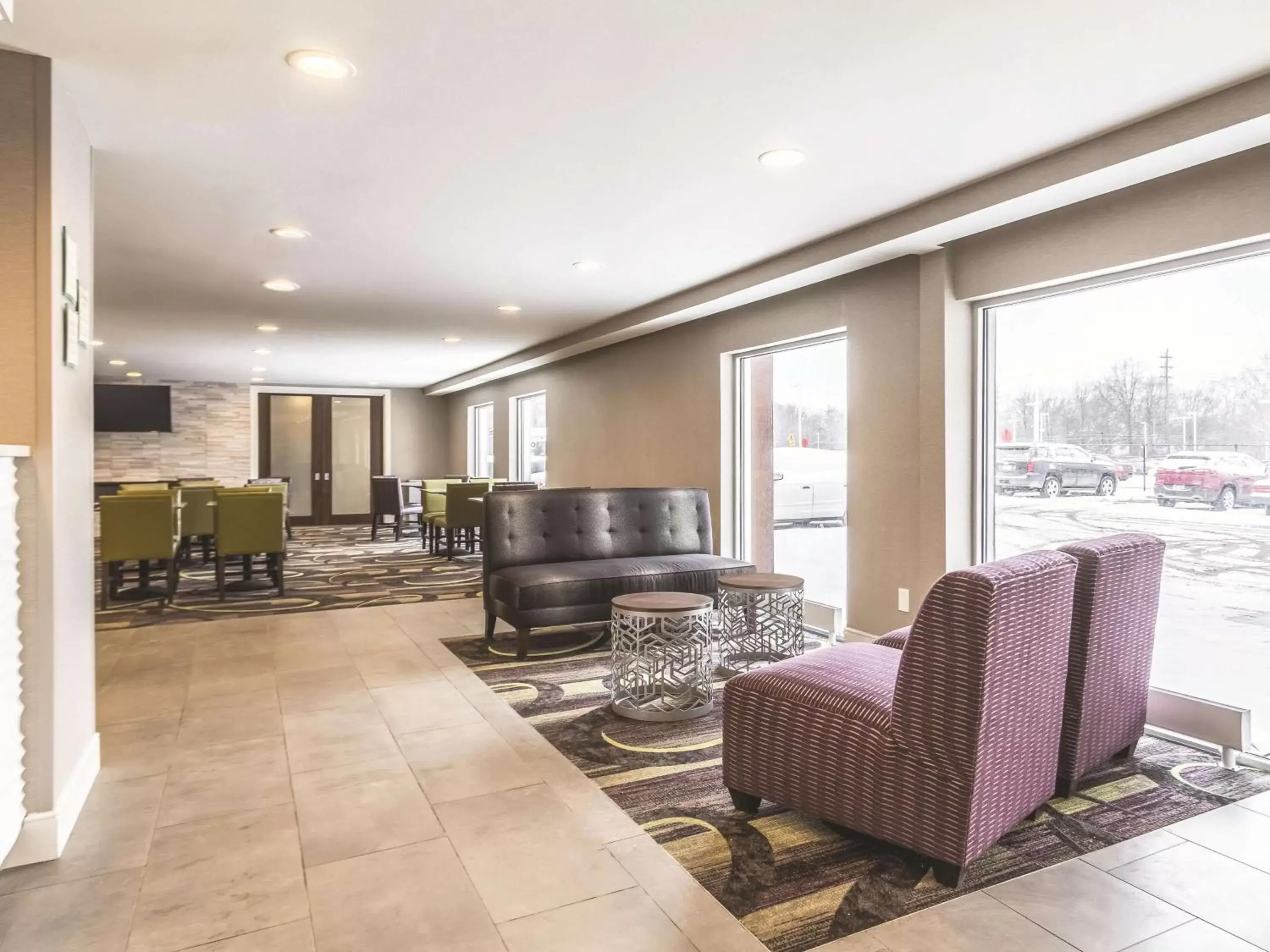 Lobby or reception, Seating Area in La Quinta by Wyndham Cleveland - Airport North