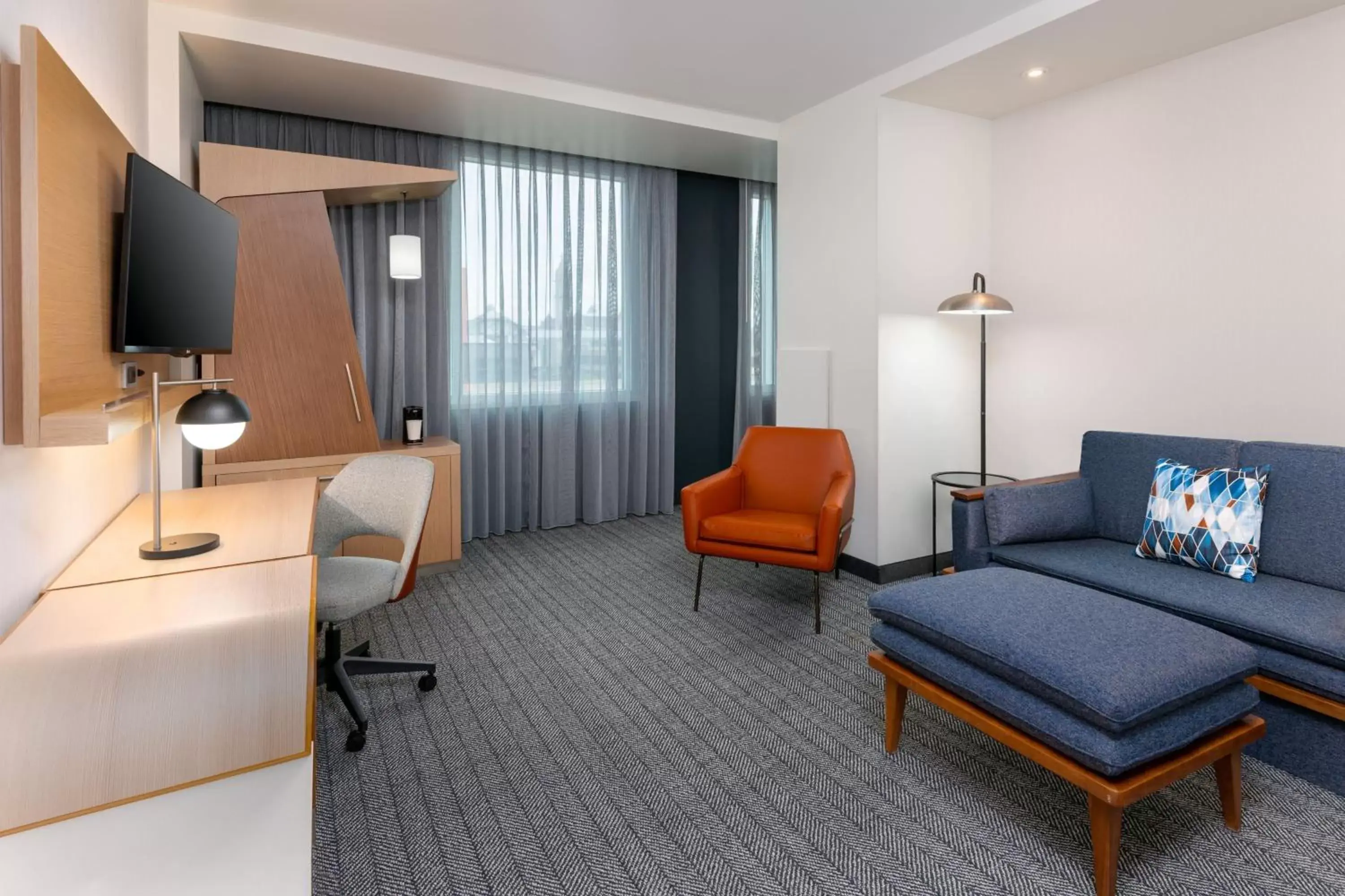 Photo of the whole room, Seating Area in Courtyard by Marriott Buffalo Downtown/Canalside