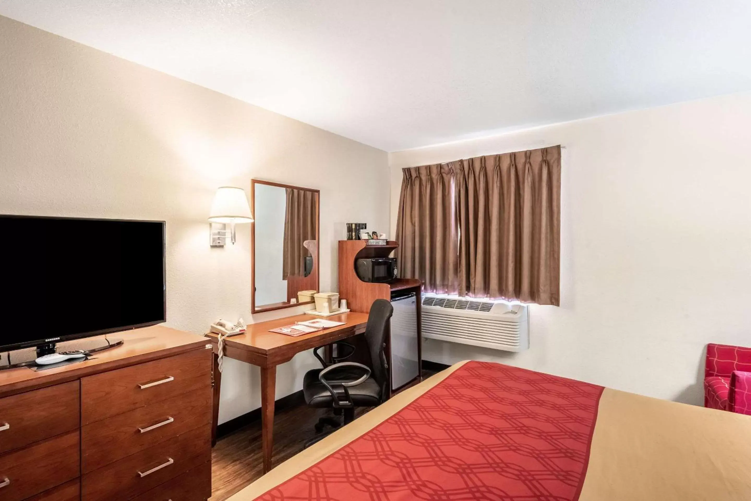 Photo of the whole room, TV/Entertainment Center in Econo Lodge Canon City