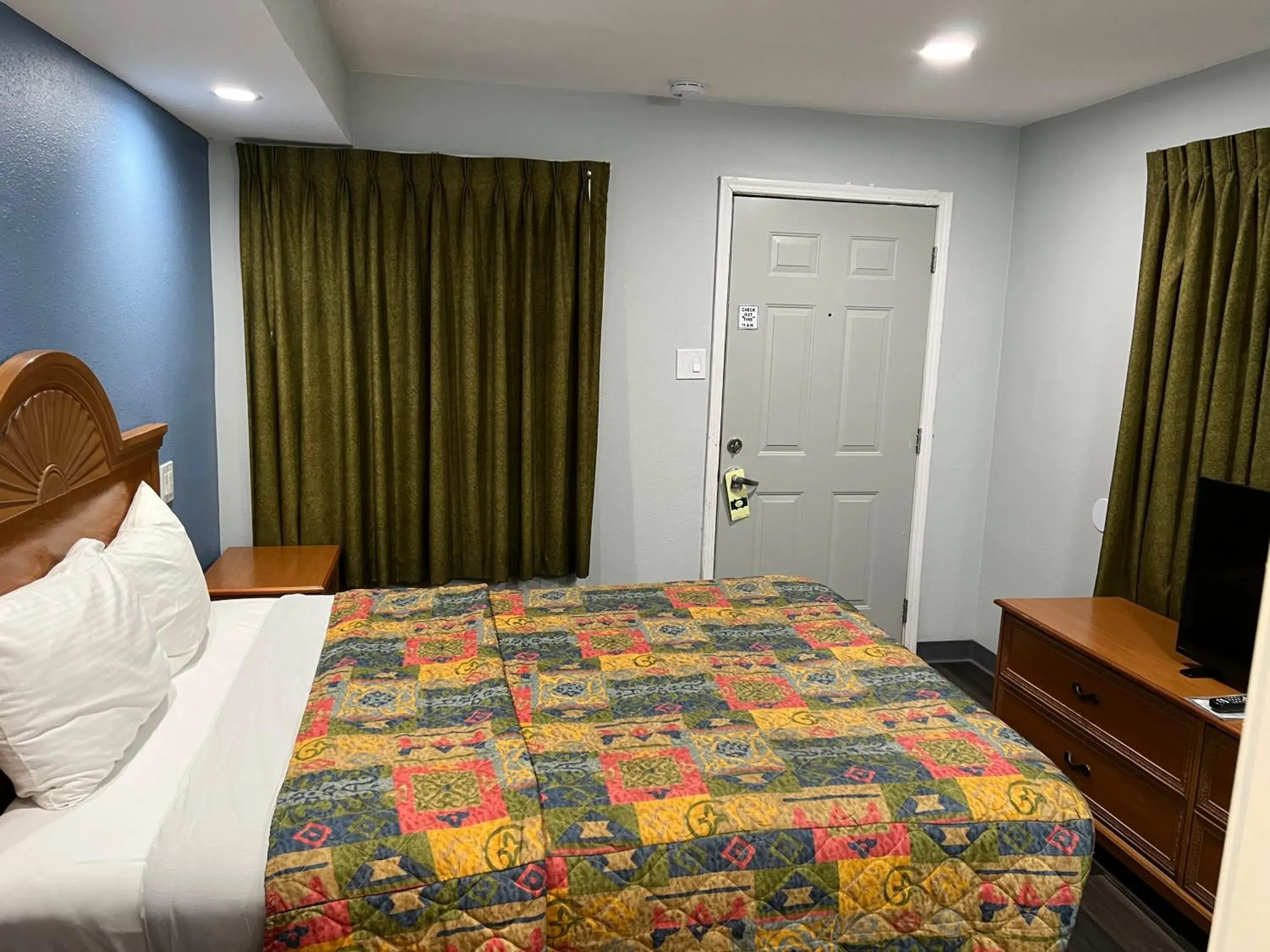 Bed in Bishop Elms Motel