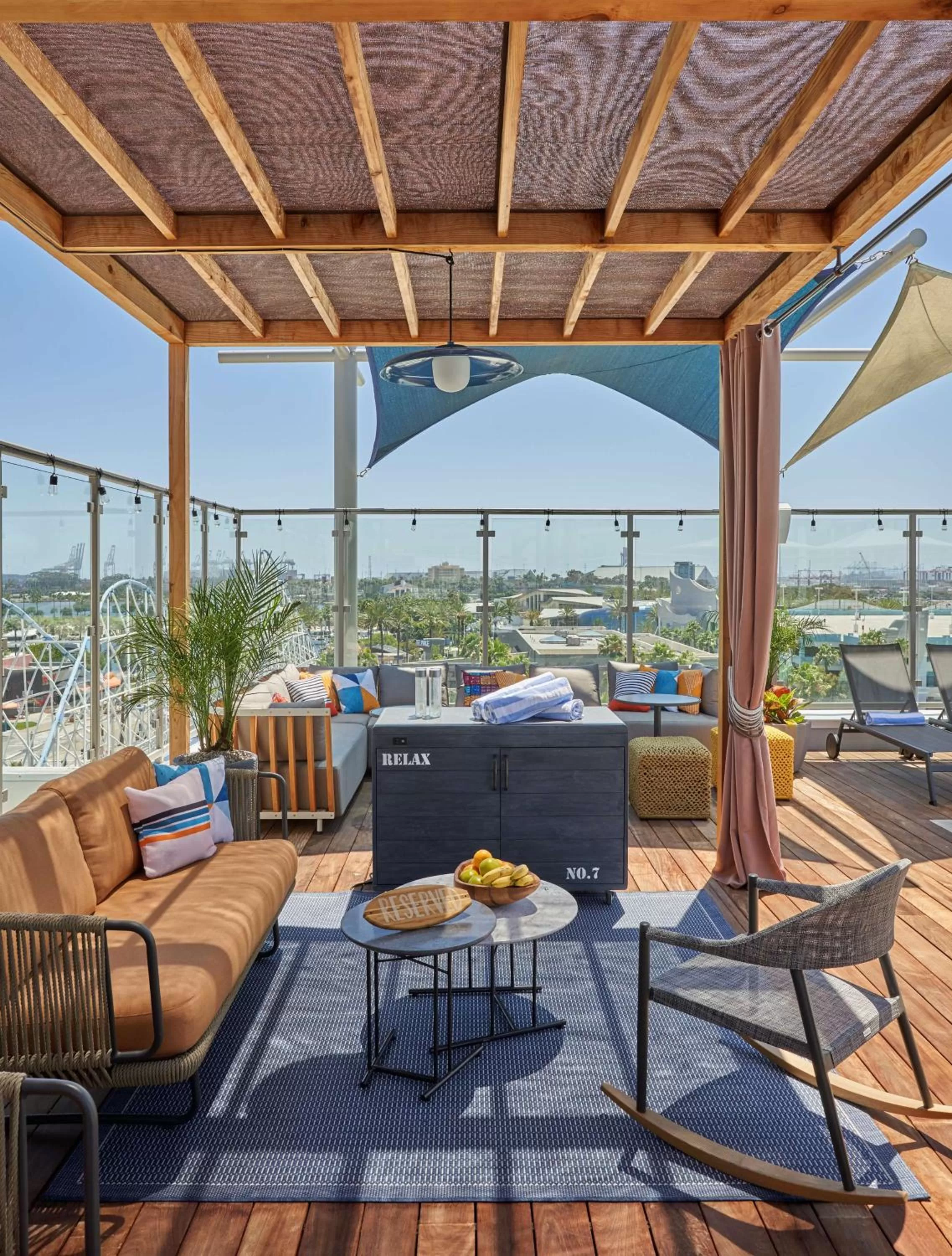 Lounge or bar in Hyatt Centric the Pike Long Beach