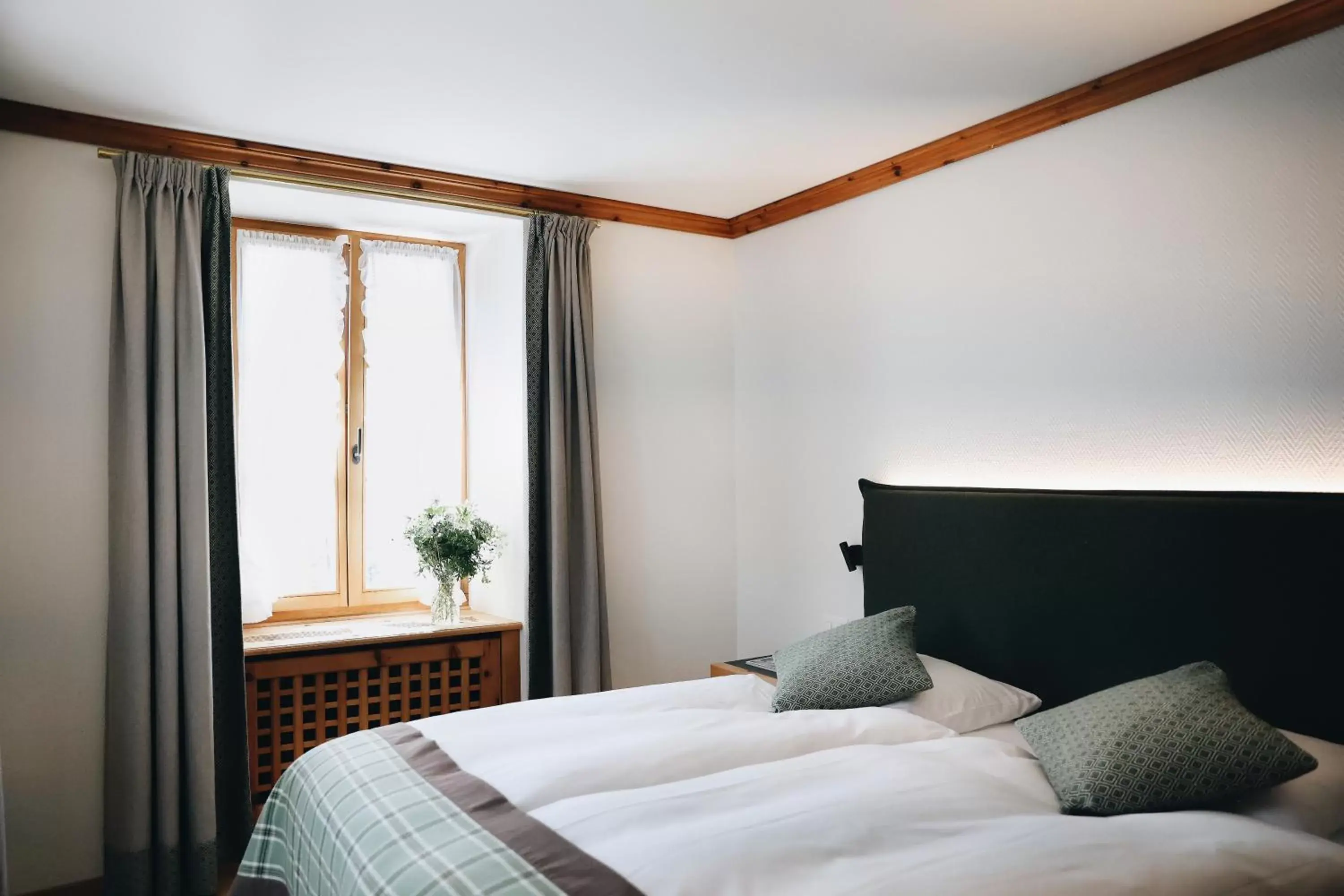 Bedroom, Bed in Hotel Steinbock Pontresina