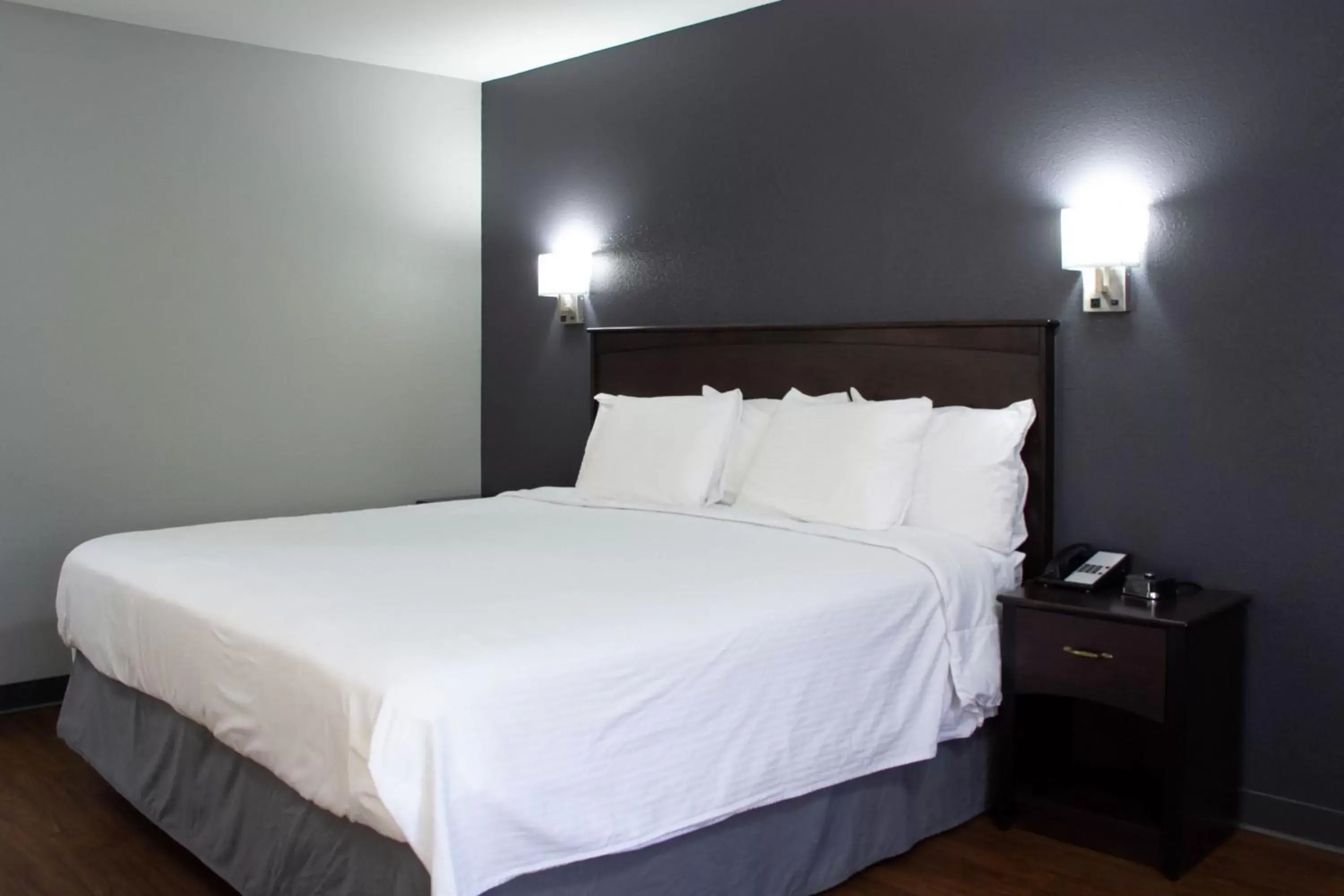 Bed in New Victorian Inn & Suites-Norfolk