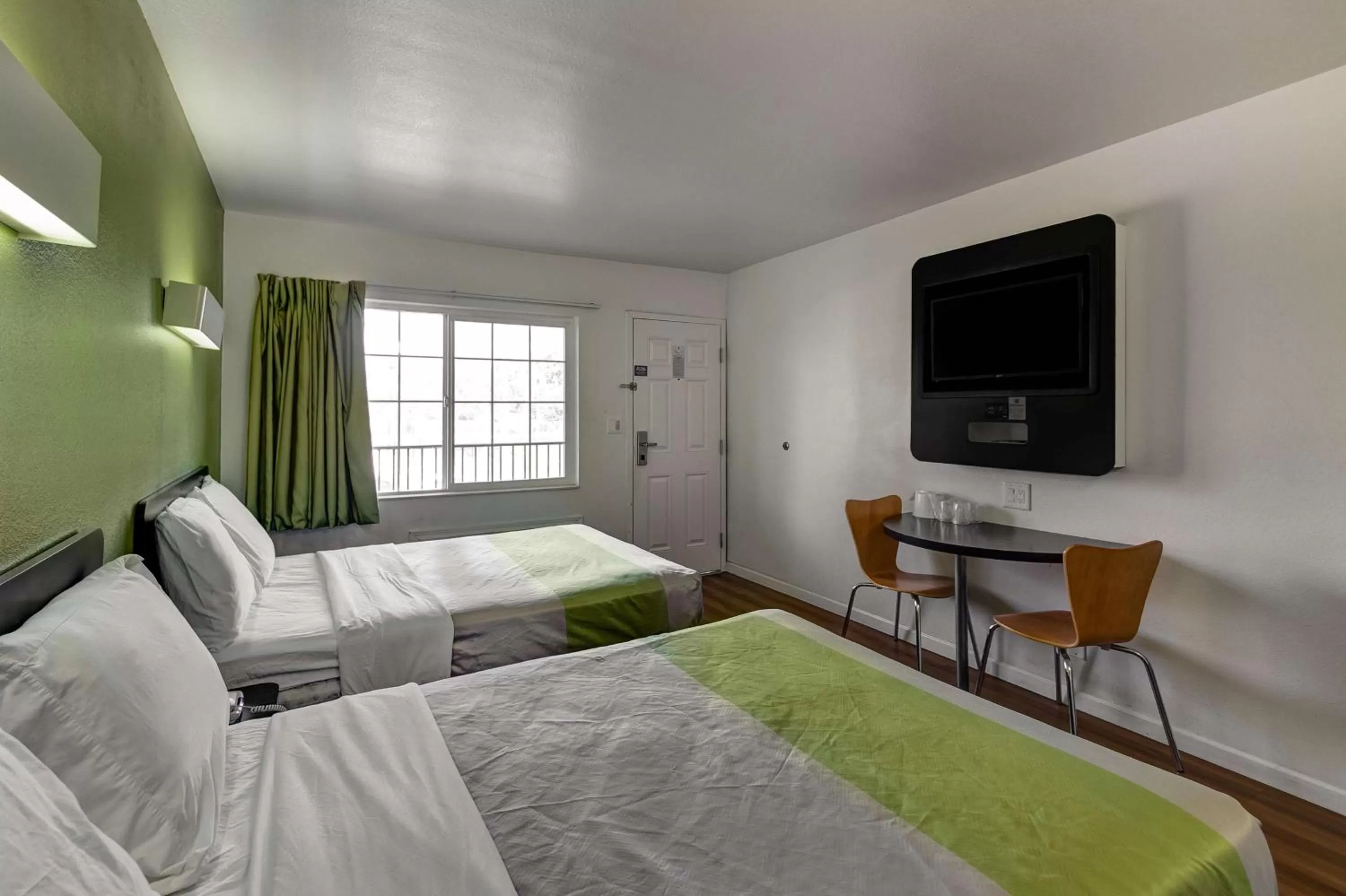 TV and multimedia, Bed in Motel 6-Visalia, CA
