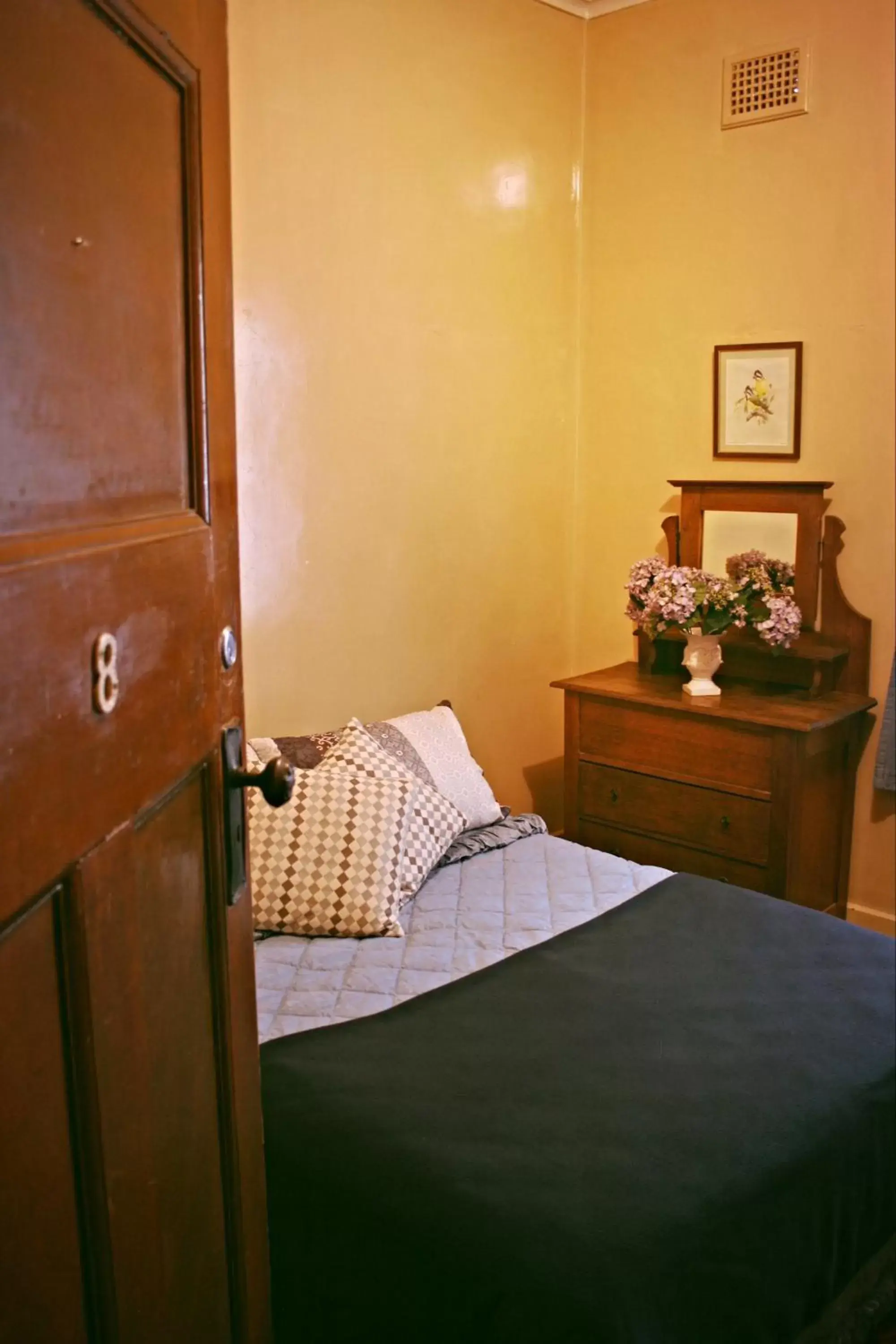 Bedroom, Bed in Southern Railway Hotel Goulburn