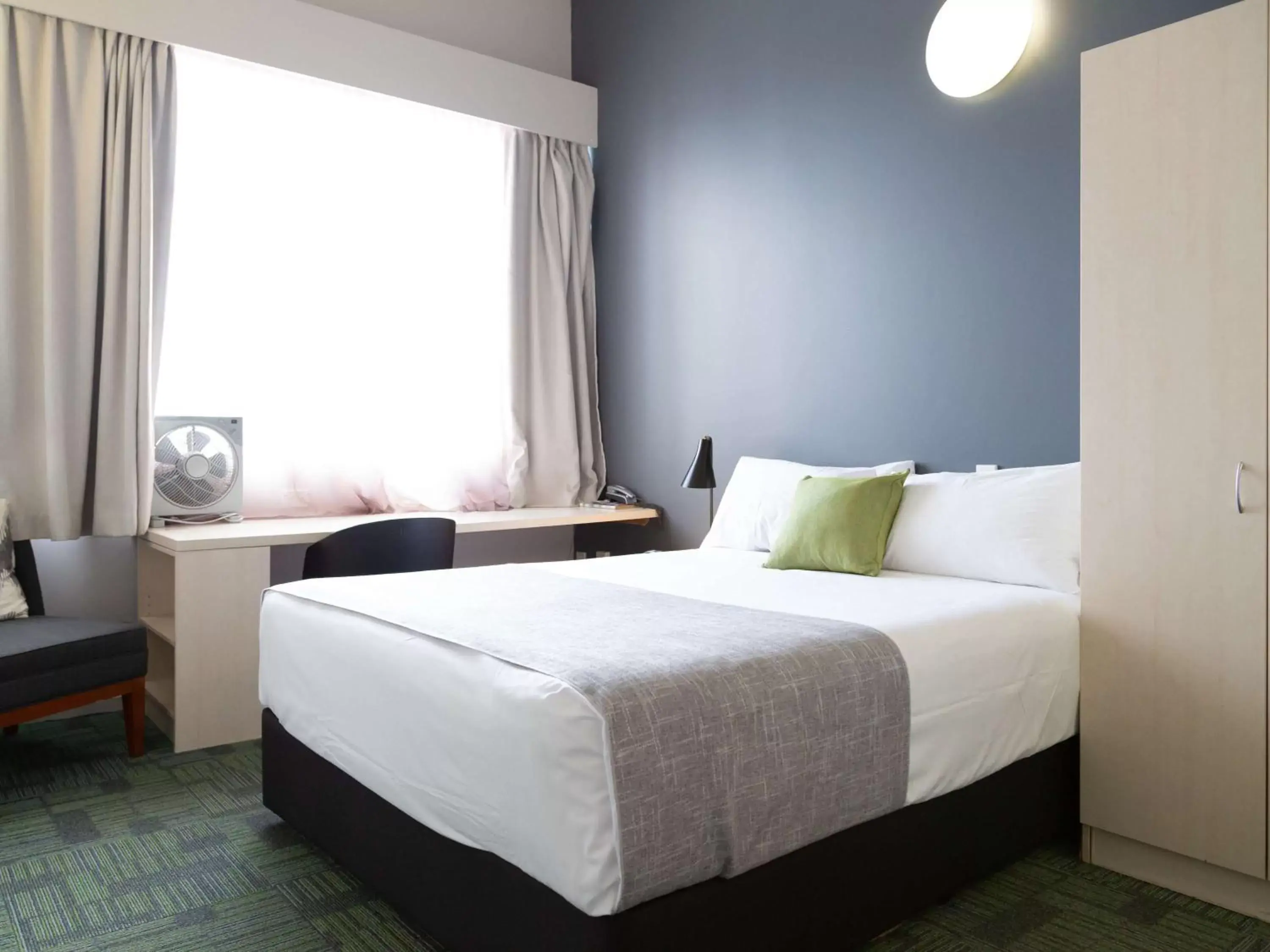 Photo of the whole room, Bed in Ibis Styles Invercargill