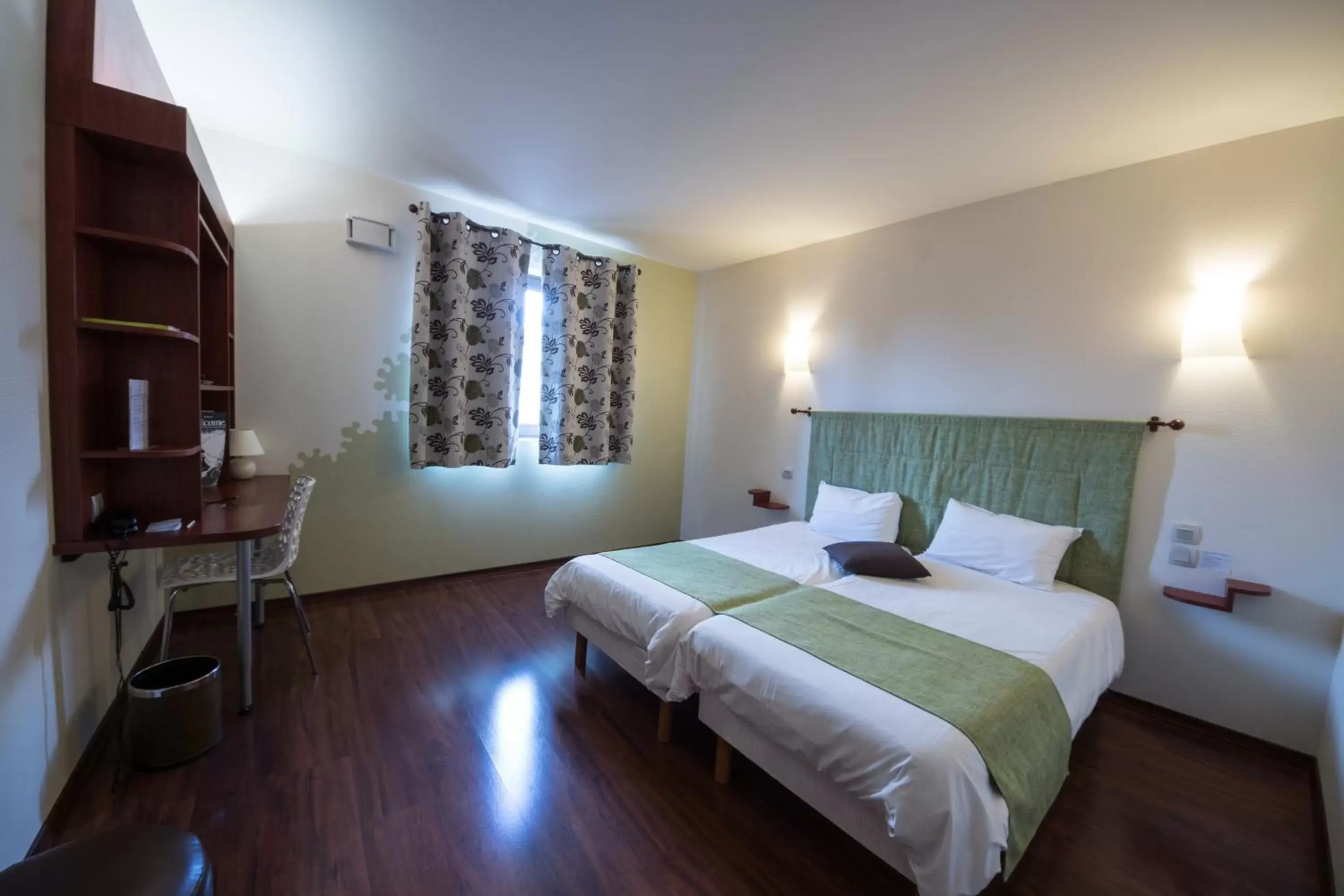 Bed in L'HÔTEL de CHARTRES