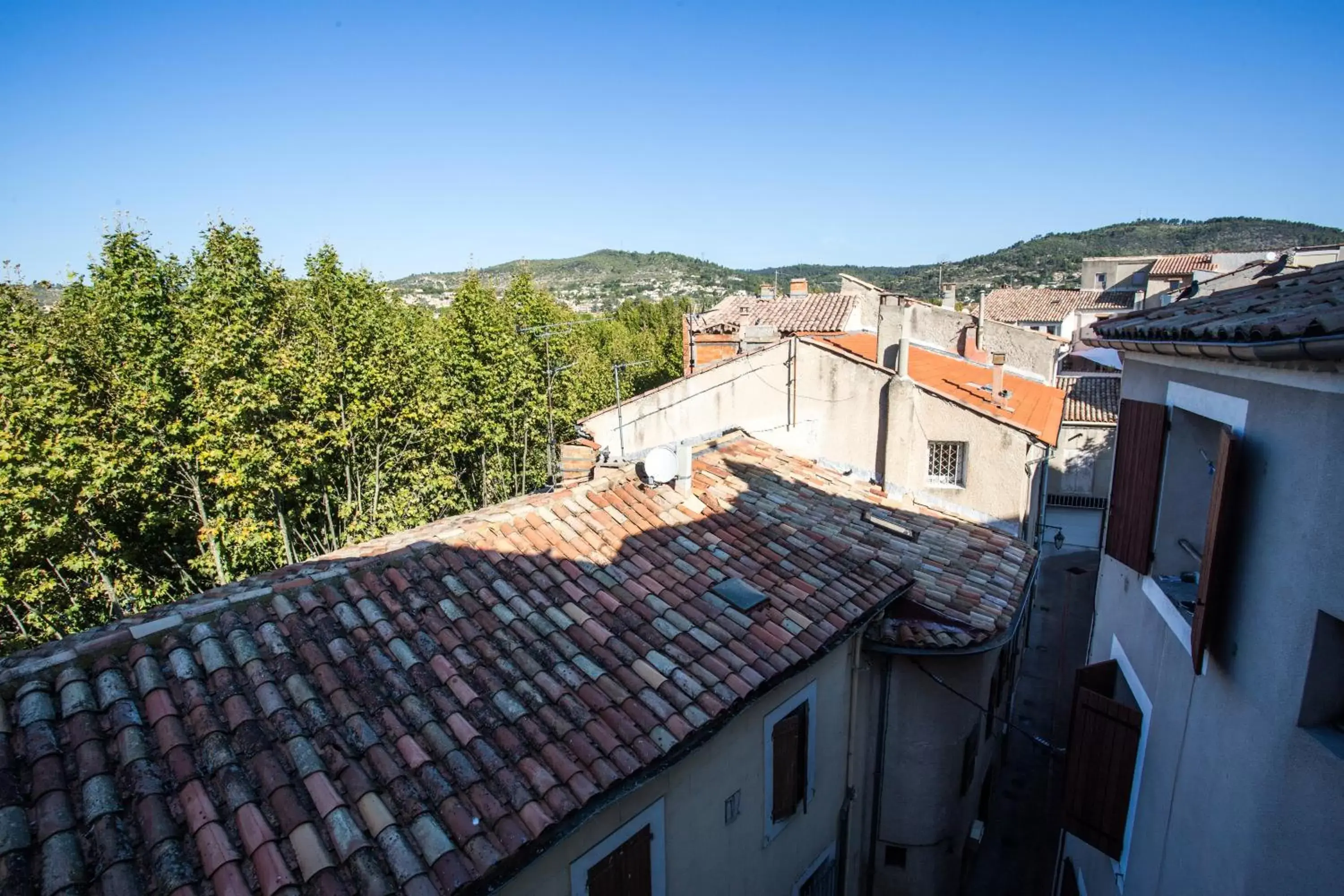 City view, Balcony/Terrace in L'Hôtel du Terreau Logis de France