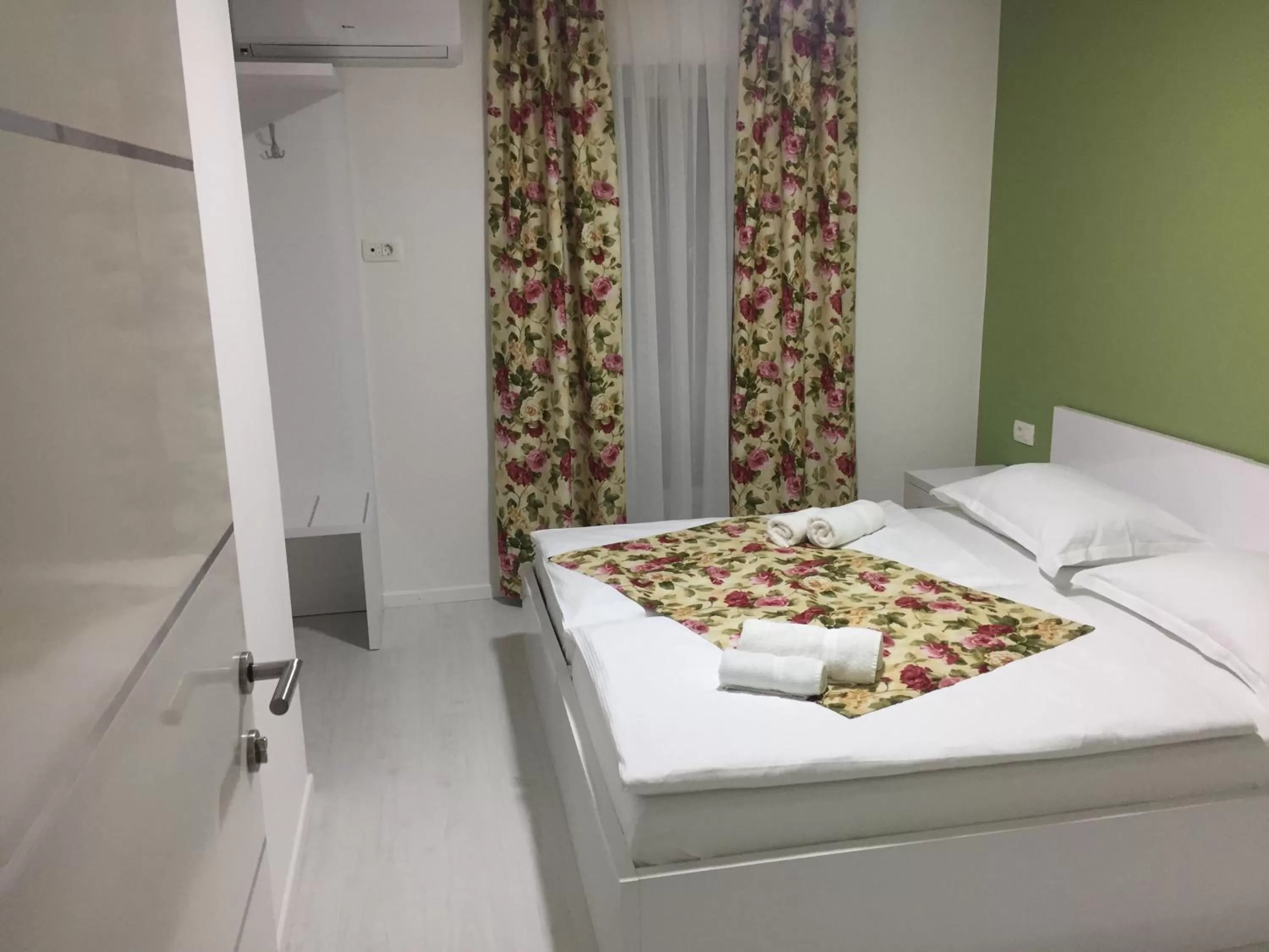 Decorative detail, Bed in Villa Flowers