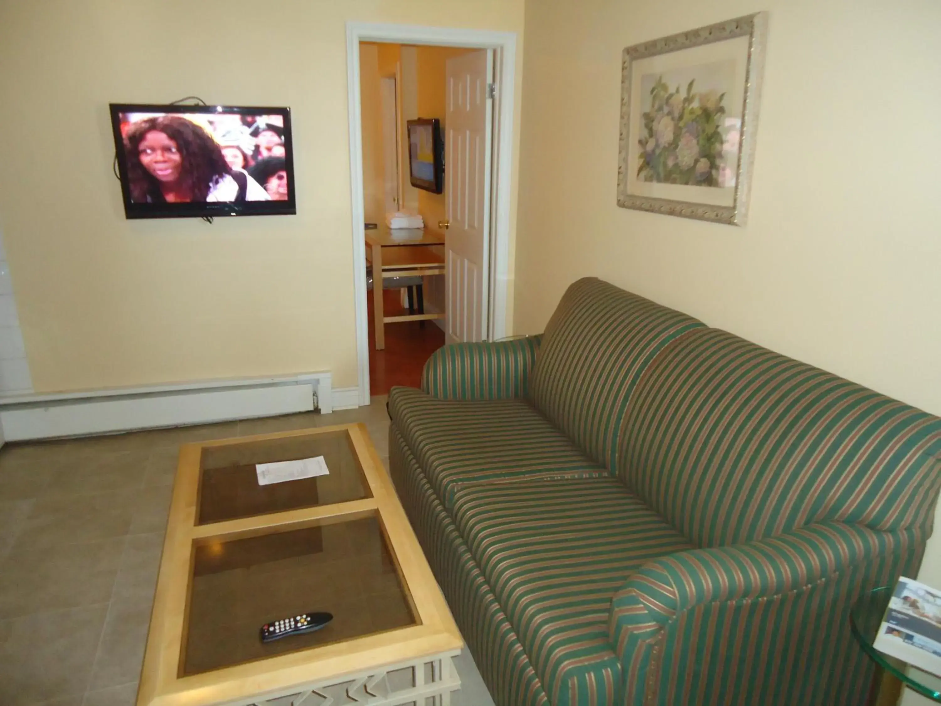 TV and multimedia, Seating Area in Bayside Inn & Waterfront Suites