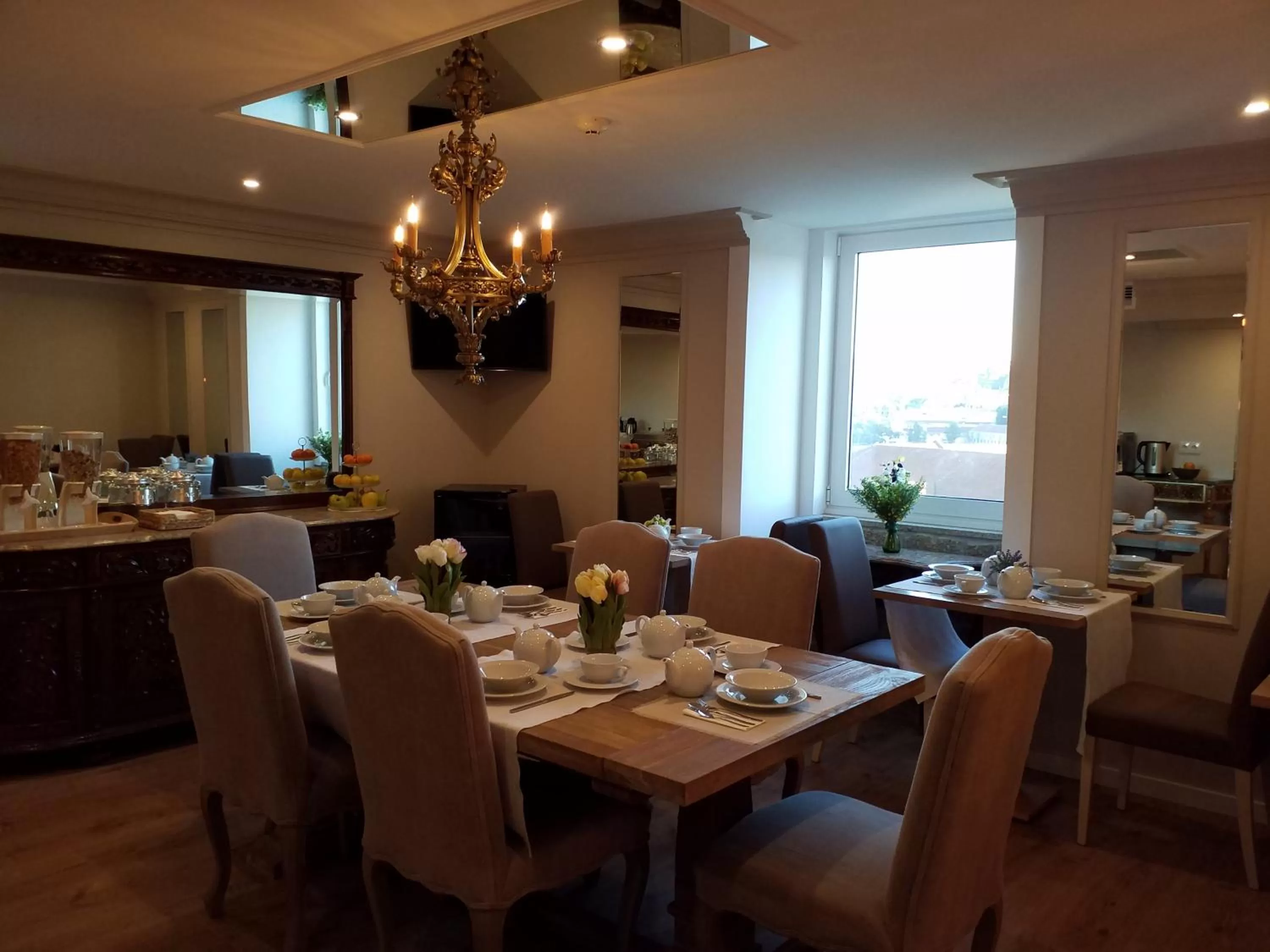 Communal lounge/ TV room, Restaurant/Places to Eat in Private Villa Porto