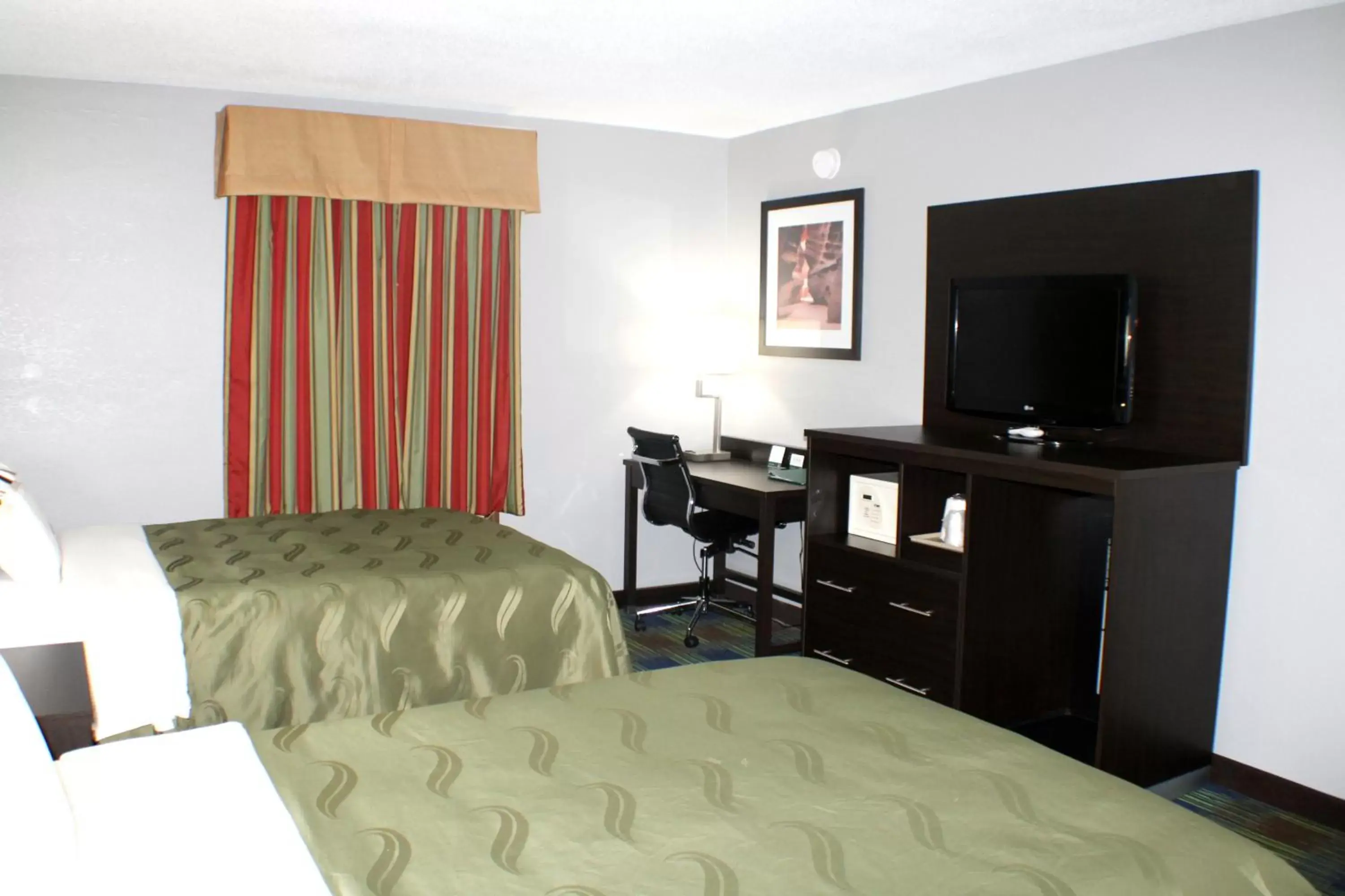 TV and multimedia, Bed in Quality Inn & Suites Bedford West