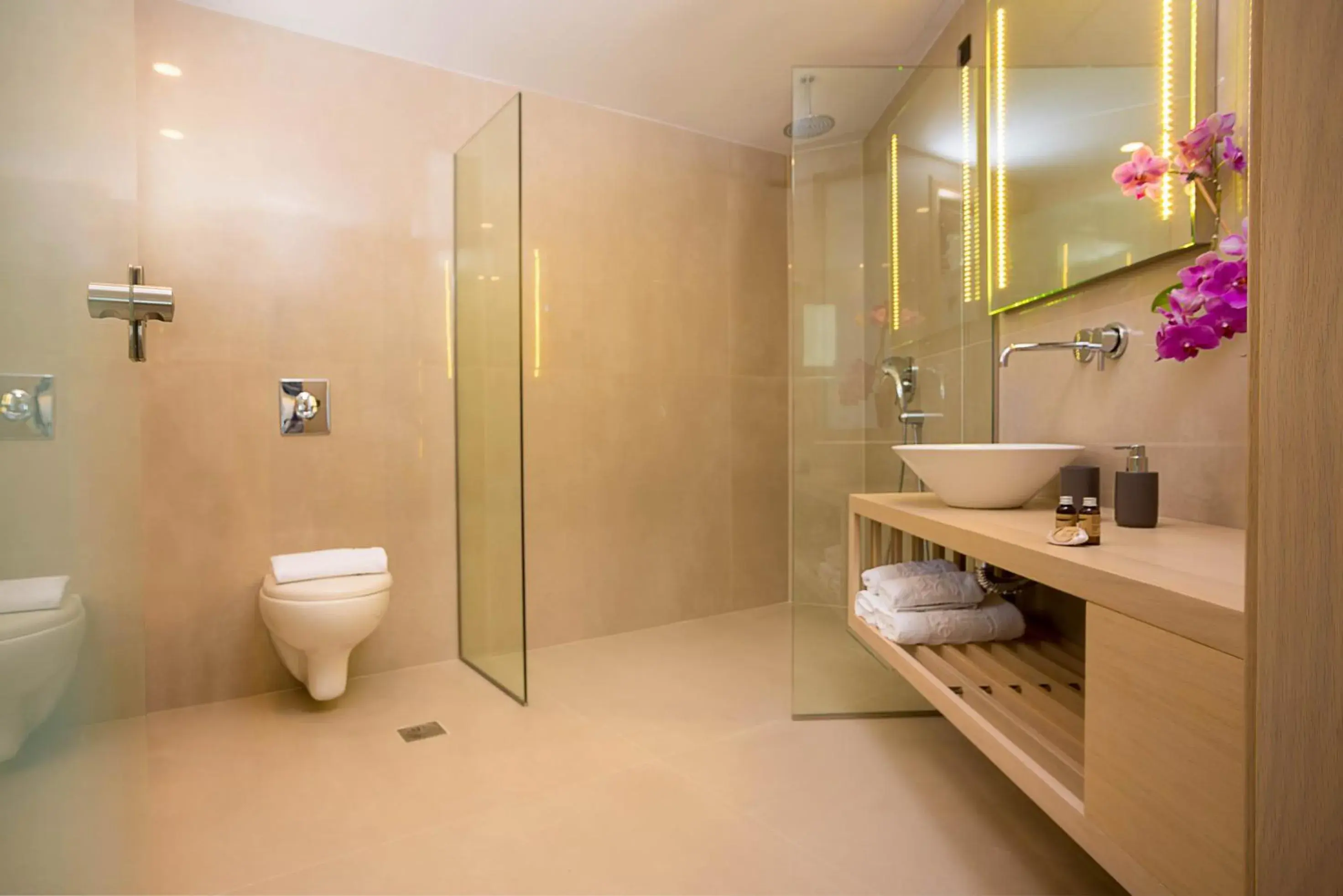 Shower, Bathroom in Oscar Suites & Village
