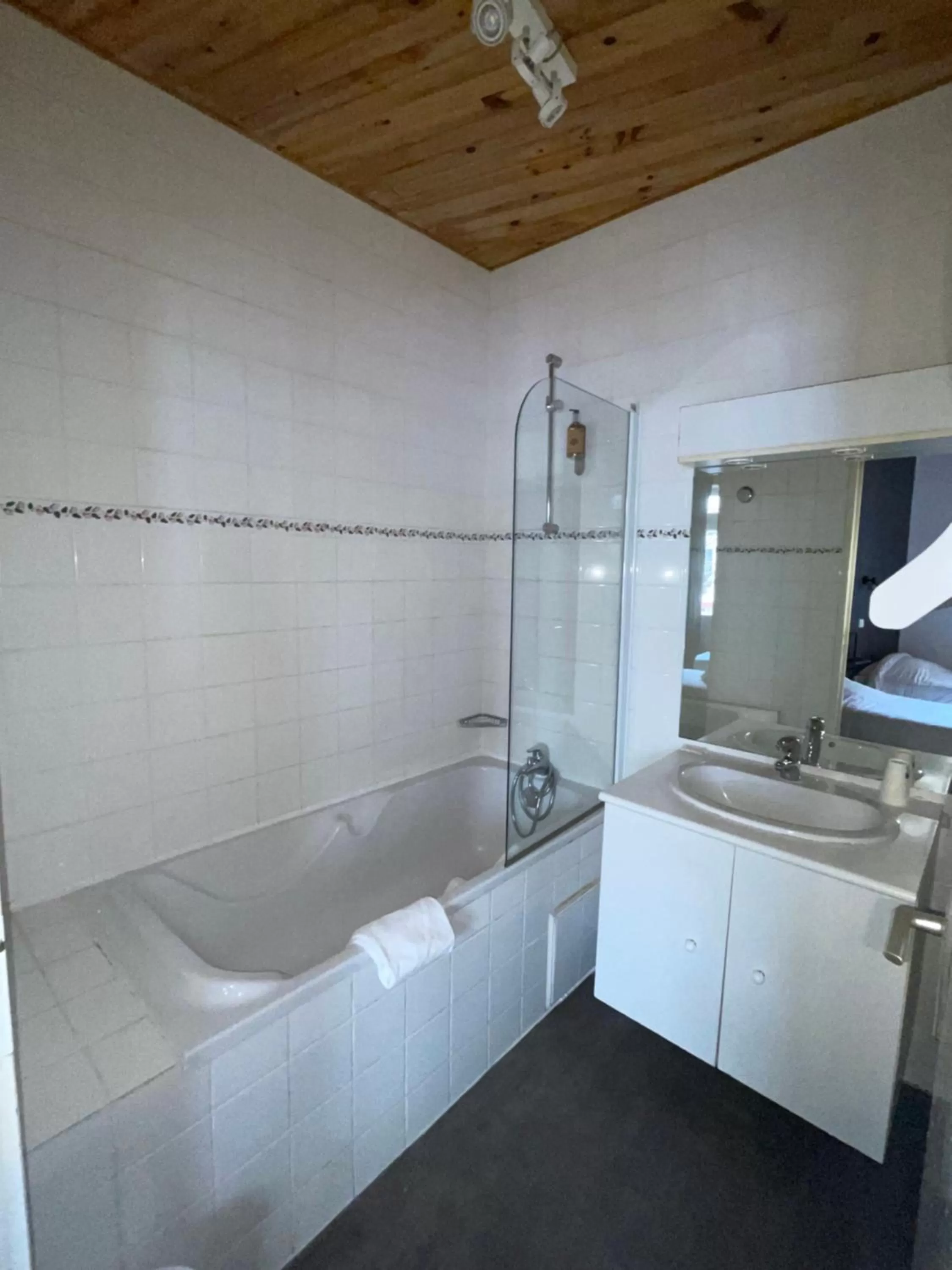 Bathroom in Hôtel & Restaurant Le Patio VICHY