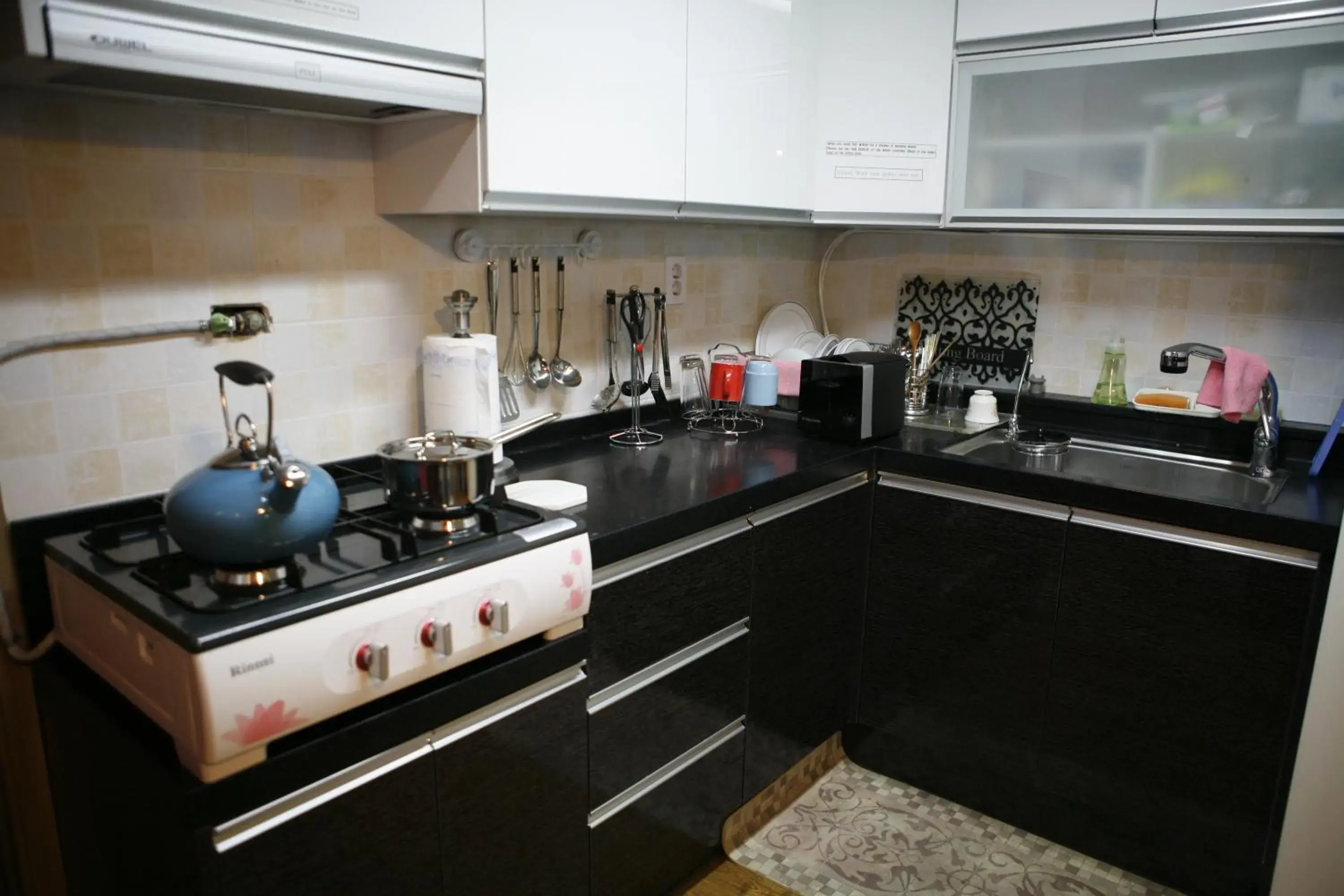 Communal kitchen, Kitchen/Kitchenette in Birdsnest Hostel Hongdae