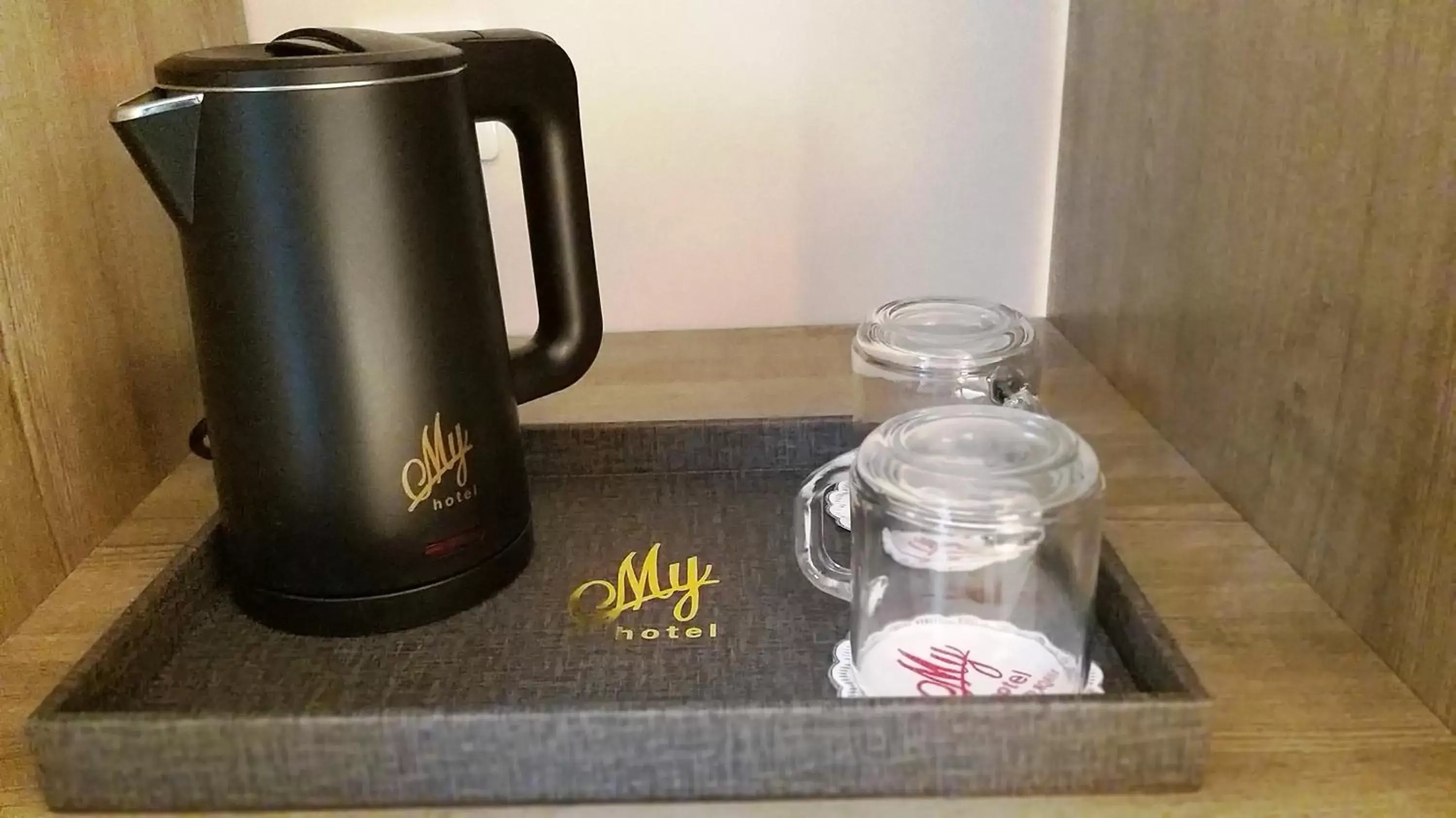 Coffee/tea facilities, Kitchen/Kitchenette in My Luxury Hotel