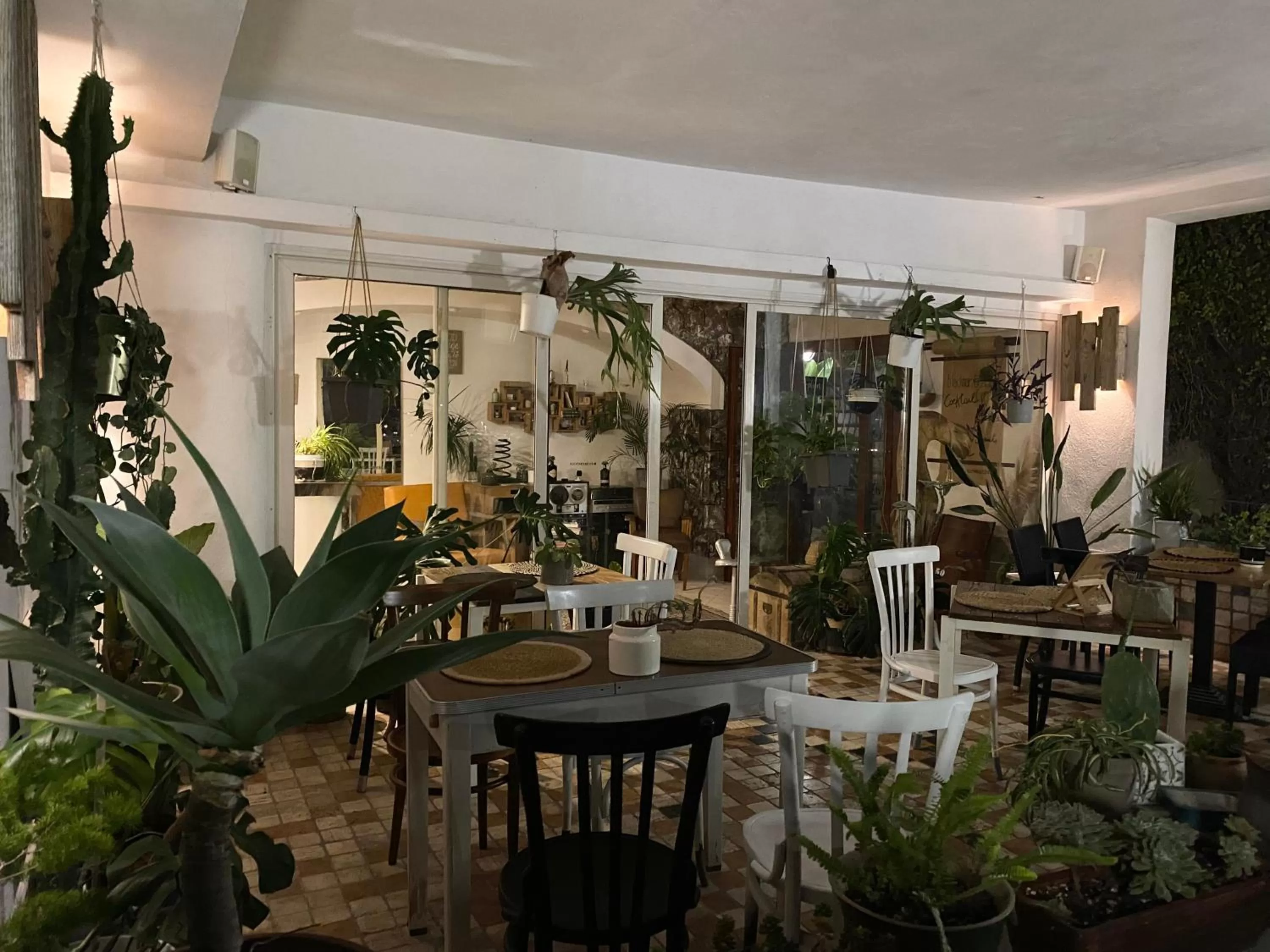 Restaurant/places to eat in Black Market Hotel