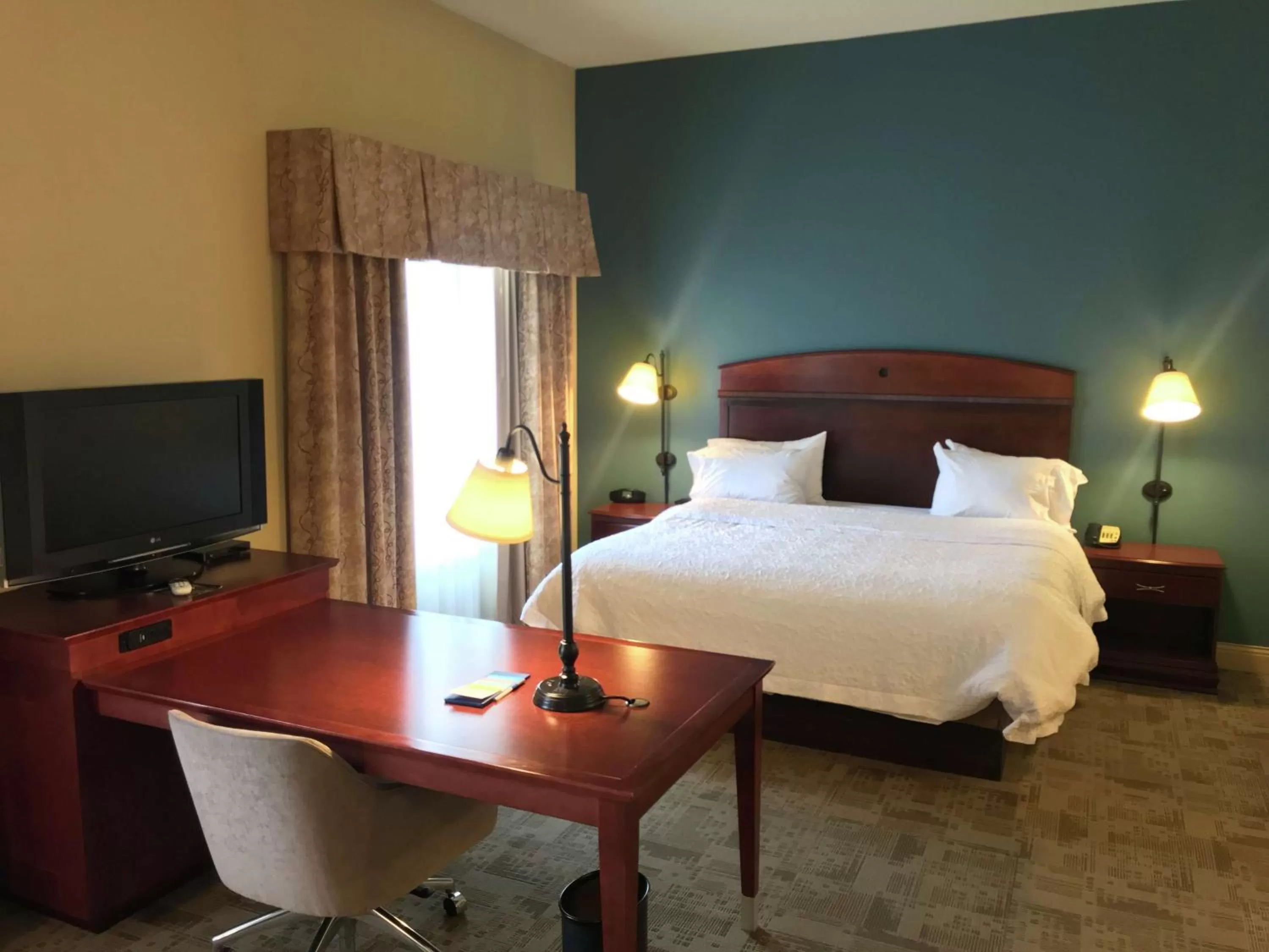 Bedroom, Bed in Hampton Inn & Suites Bloomington-Normal