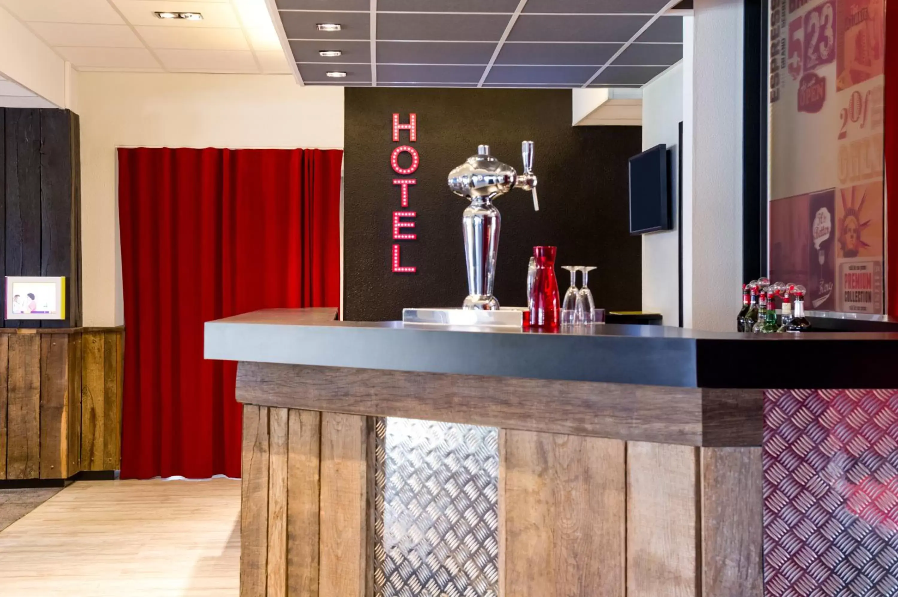 Lounge or bar in ibis Styles Chartres Métropole