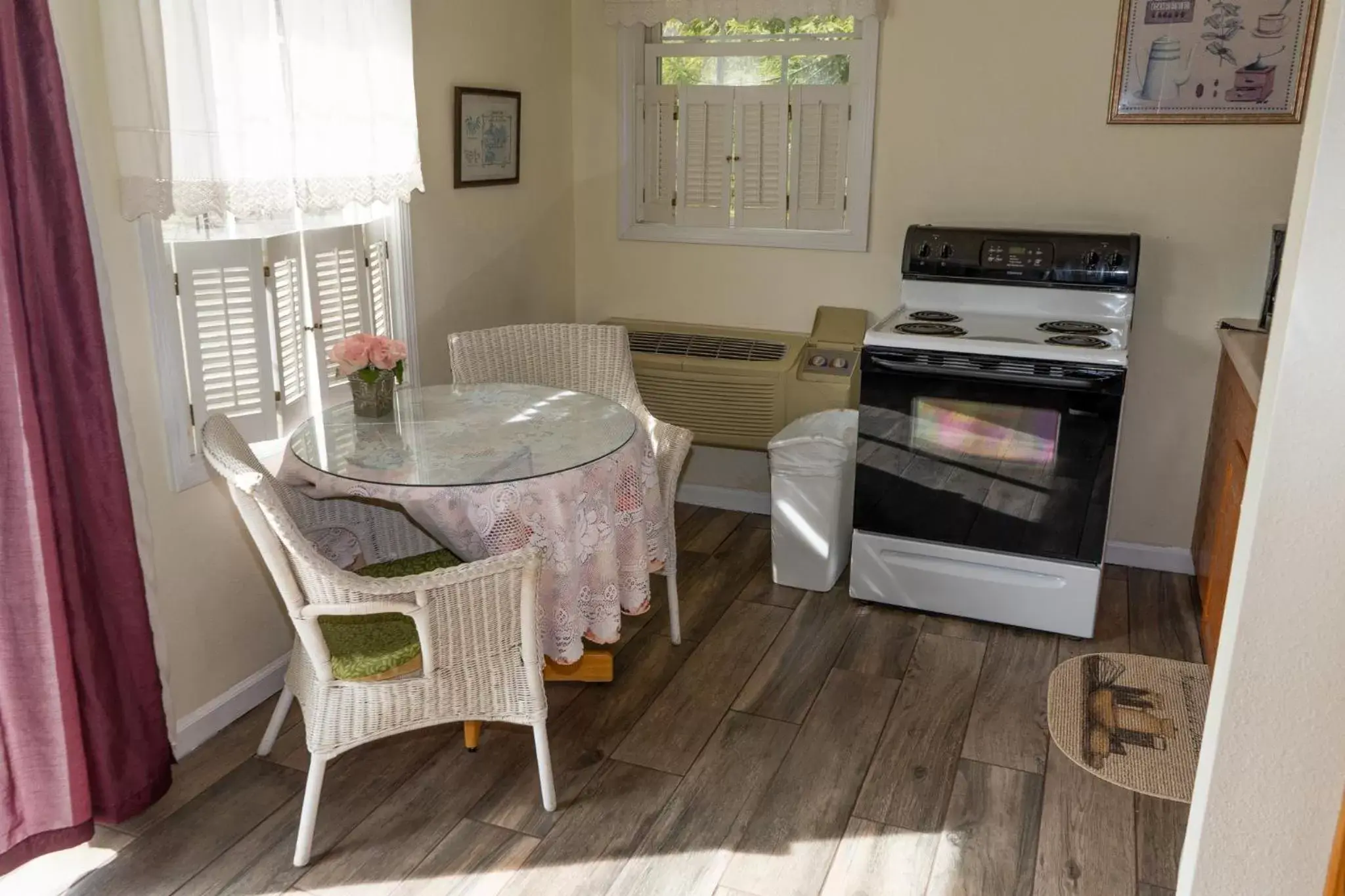 Kitchen or kitchenette, Dining Area in The Chimney Rock Inn & Cottages