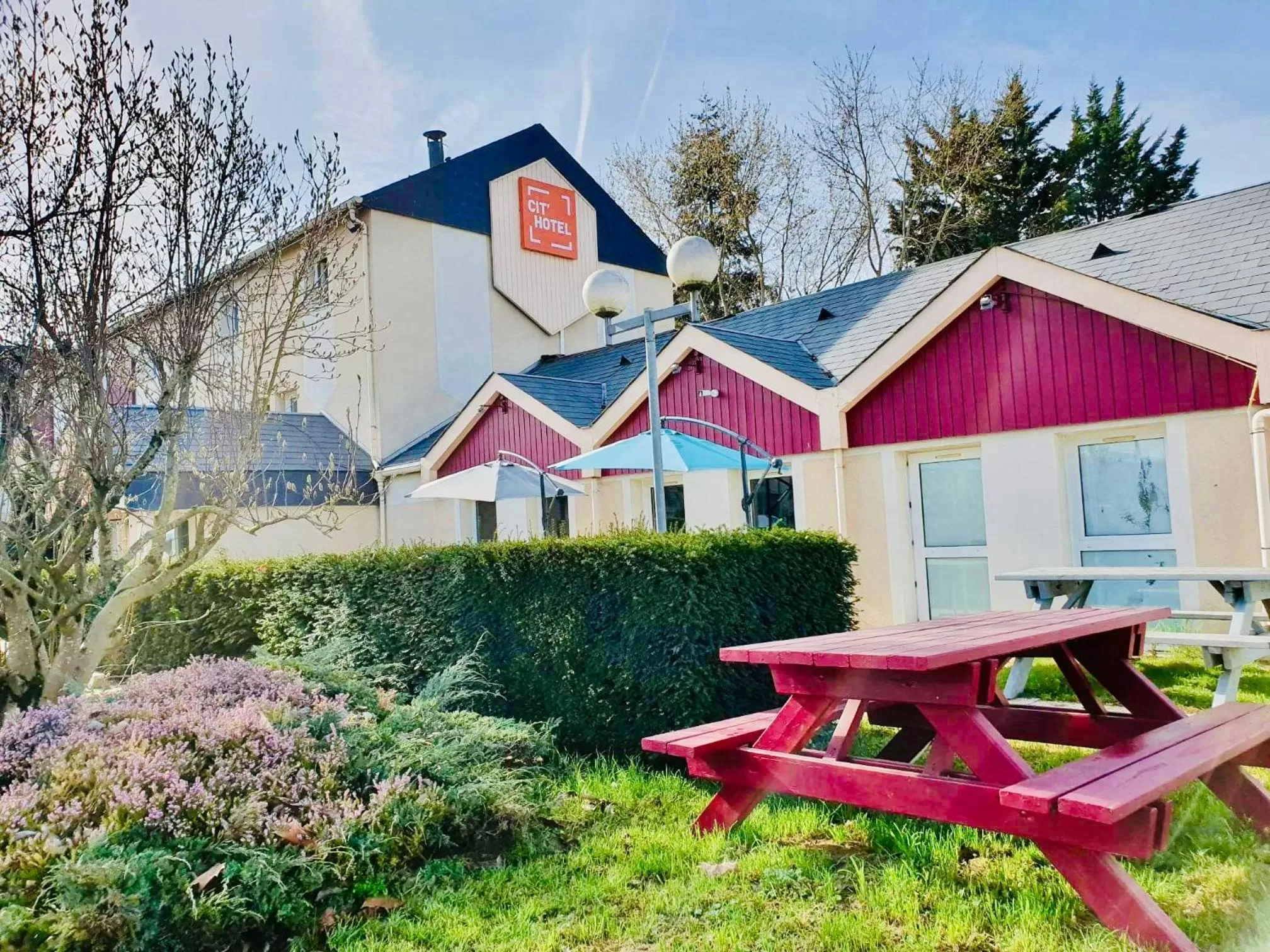 Garden in Cit'hotel Design Booking Evry Saint-Germain-lès-Corbeil Sénart