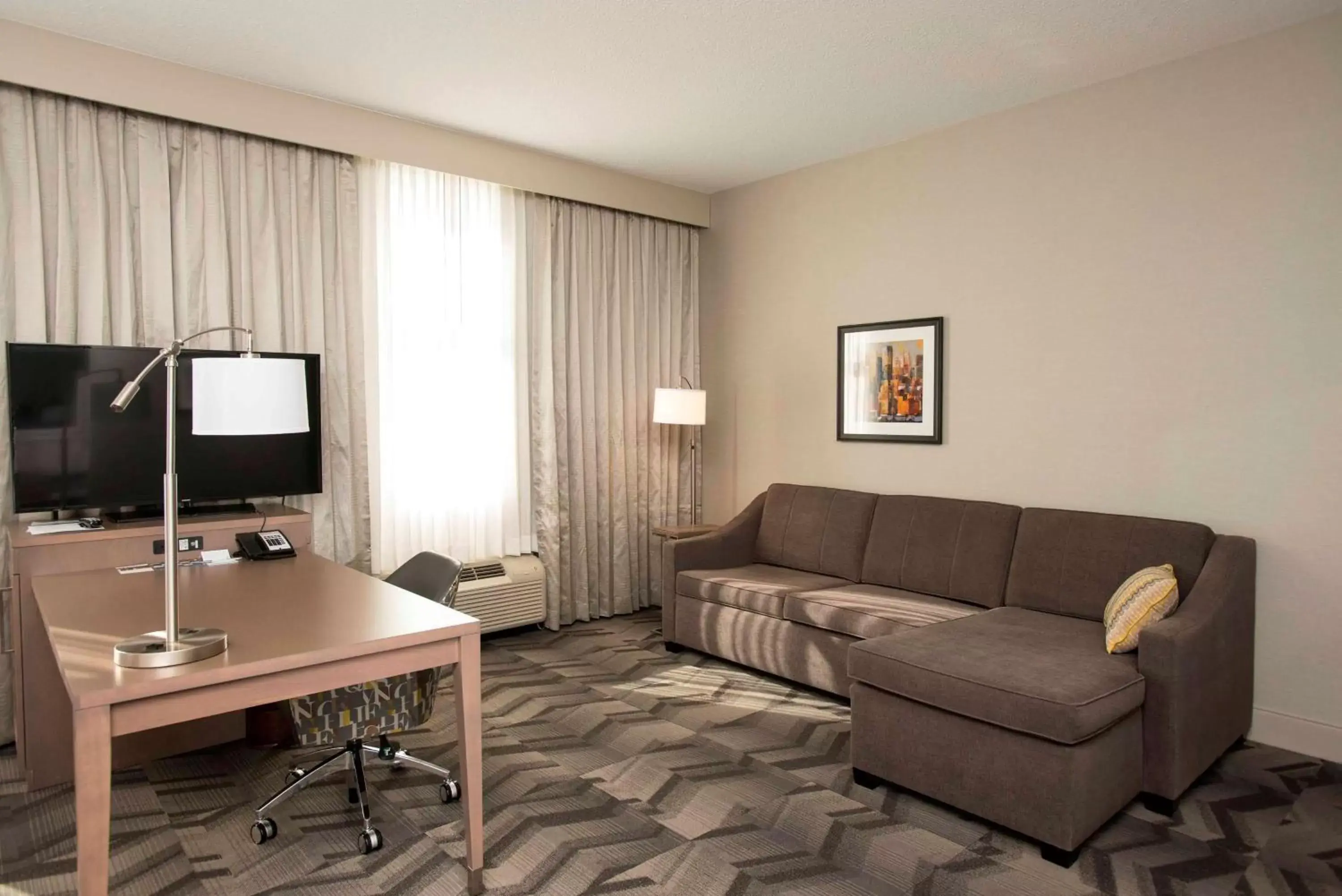 Bed, Seating Area in Hampton Inn & Suites by Hilton Thunder Bay