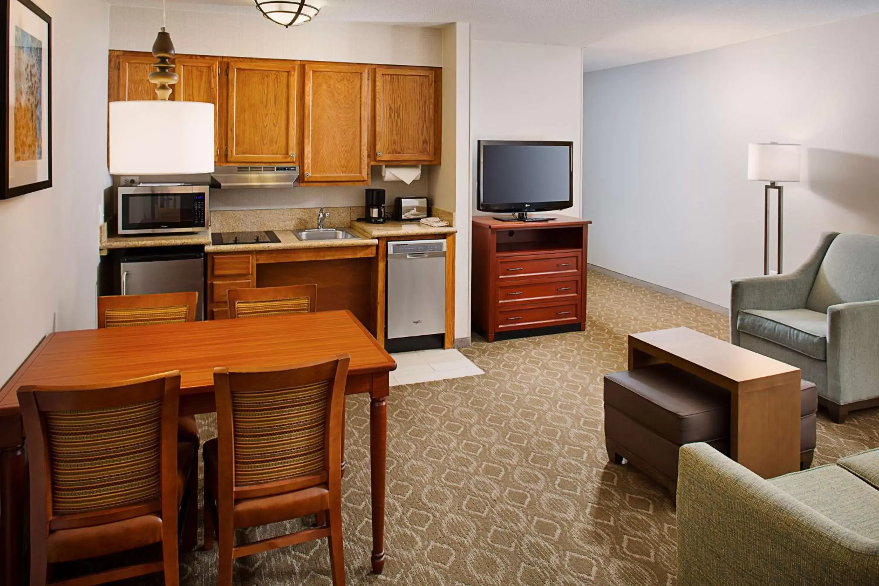 Living room, Kitchen/Kitchenette in Homewood Suites by Hilton San Antonio Riverwalk/Downtown