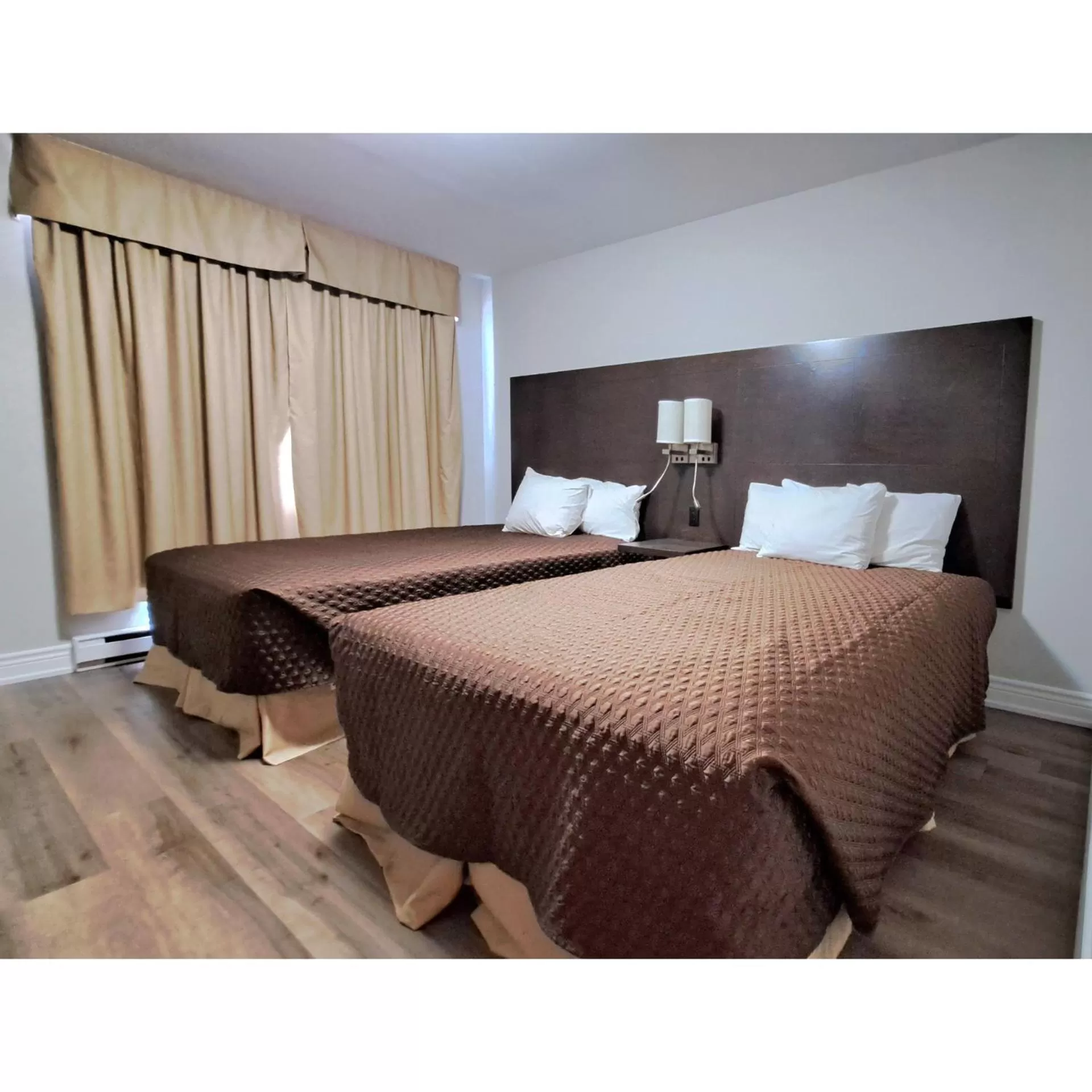 Bedroom, Bed in Cedar Lodge Motel