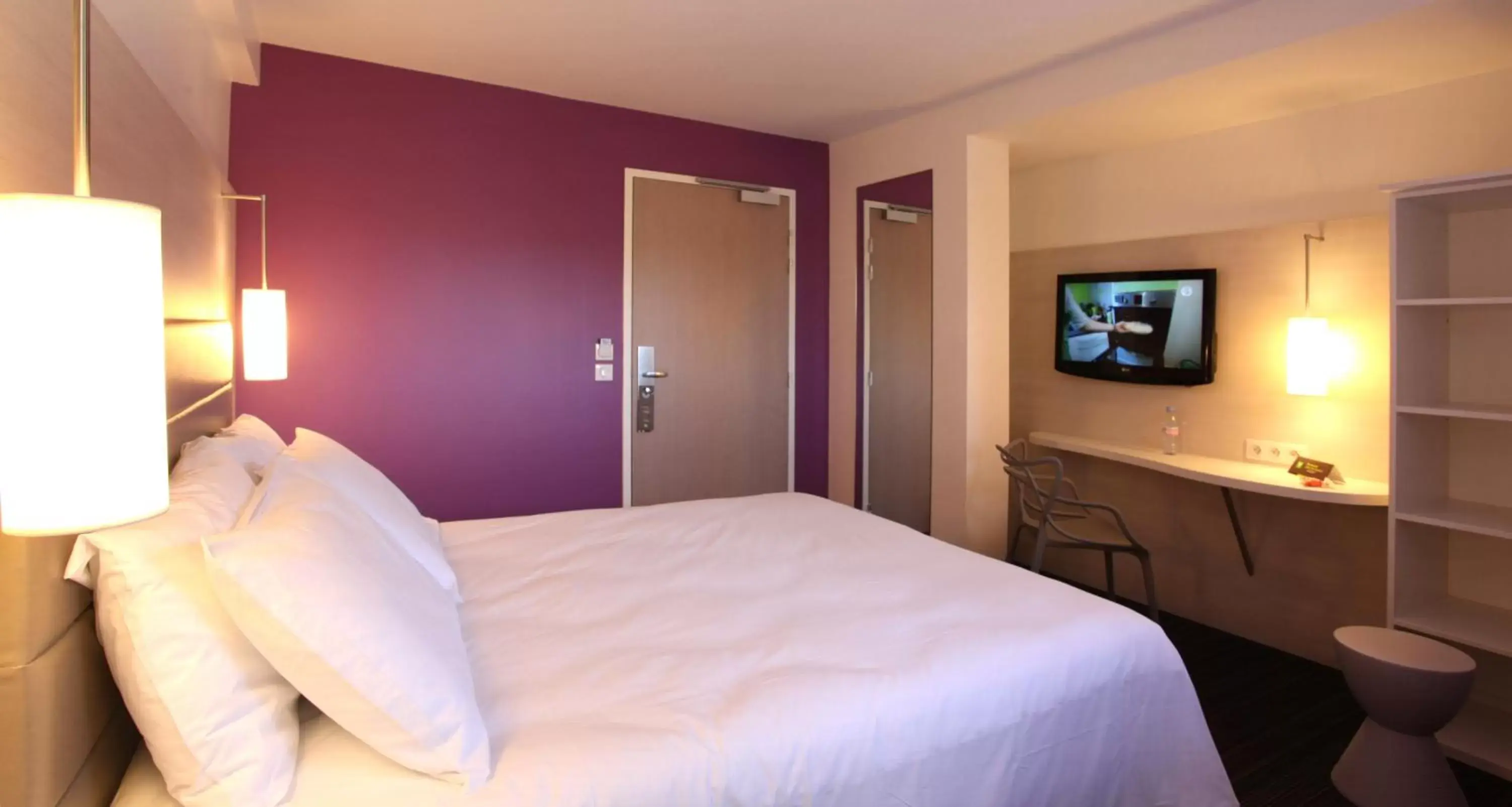 Bedroom, Bed in ibis Styles Quiberon Centre