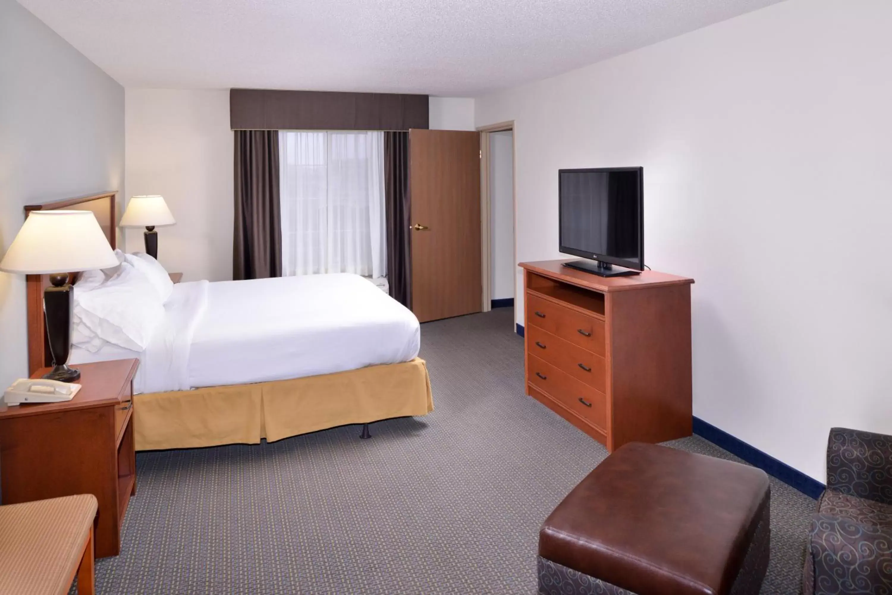 Photo of the whole room, TV/Entertainment Center in Holiday Inn Express Hotel & Suites Sioux Falls At Empire Mall, an IHG Hotel