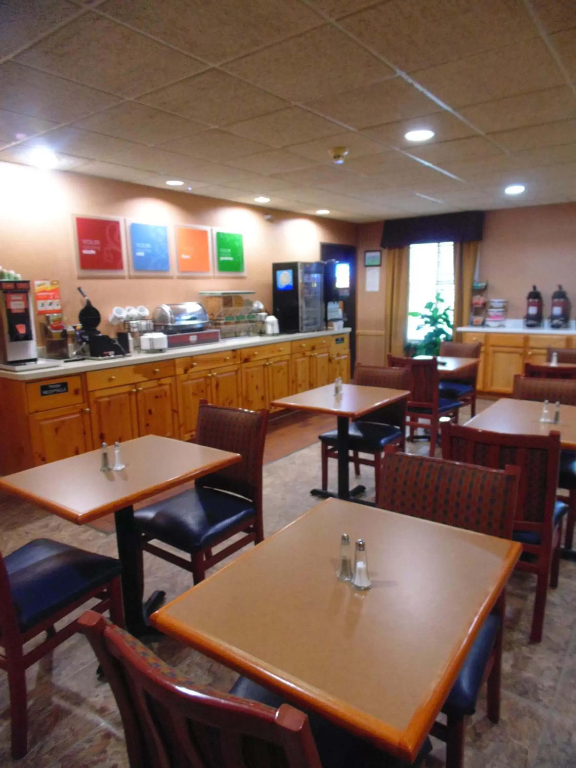 Restaurant/Places to Eat in American Inn and Suites Houghton Lake