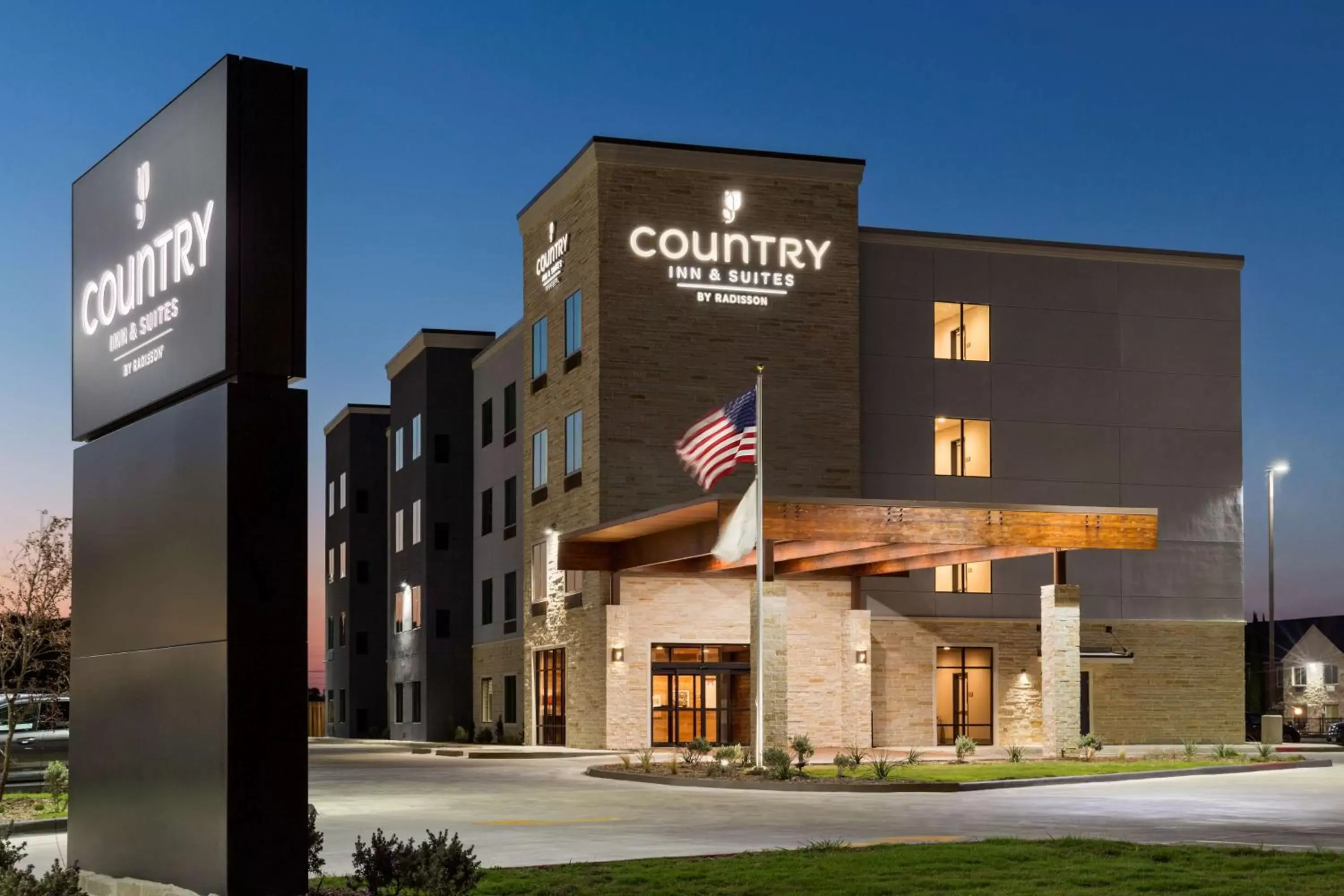 Property building in Country Inn & Suites by Radisson, New Braunfels, TX