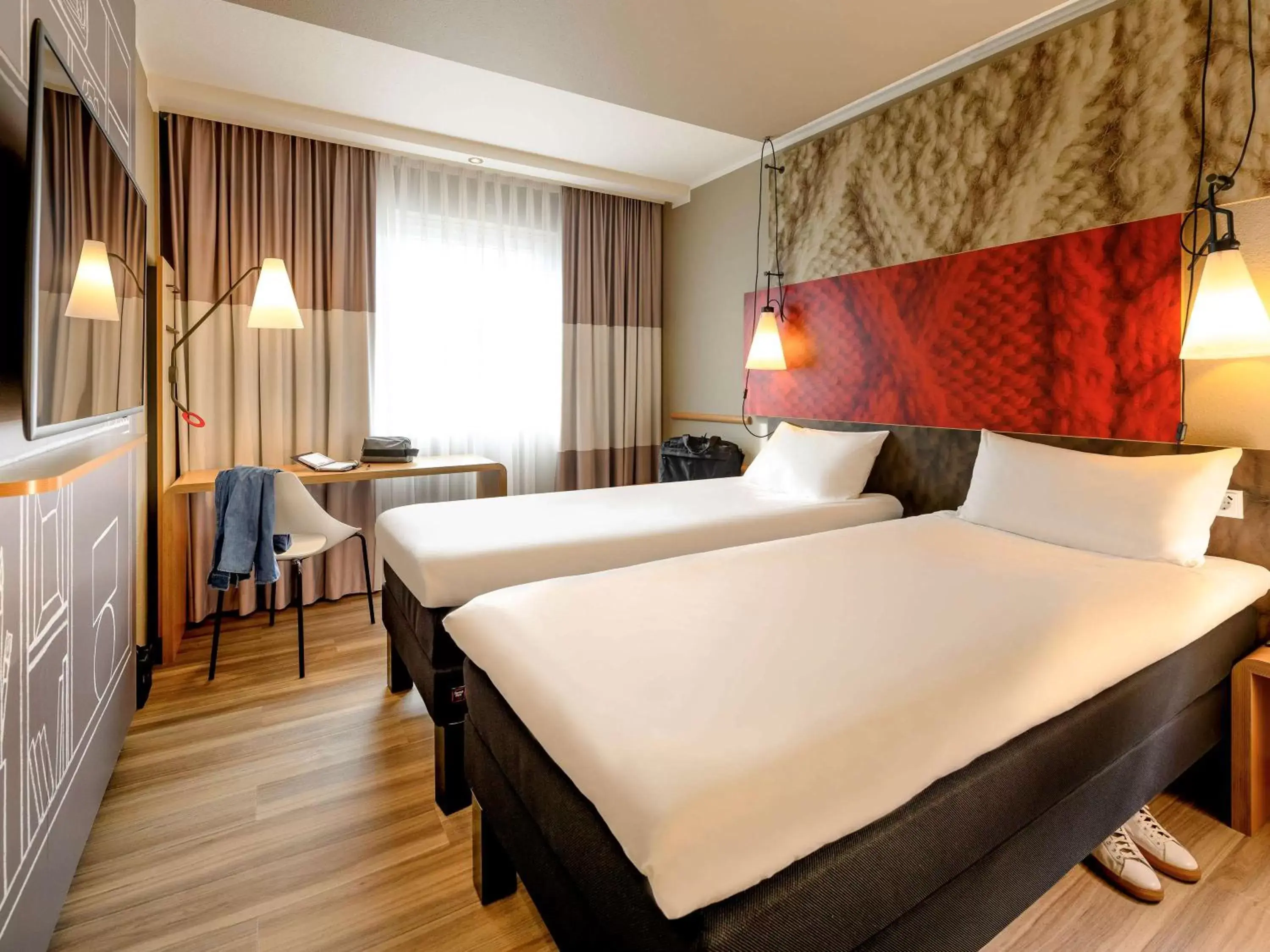 Photo of the whole room, Bed in ibis Mainz City
