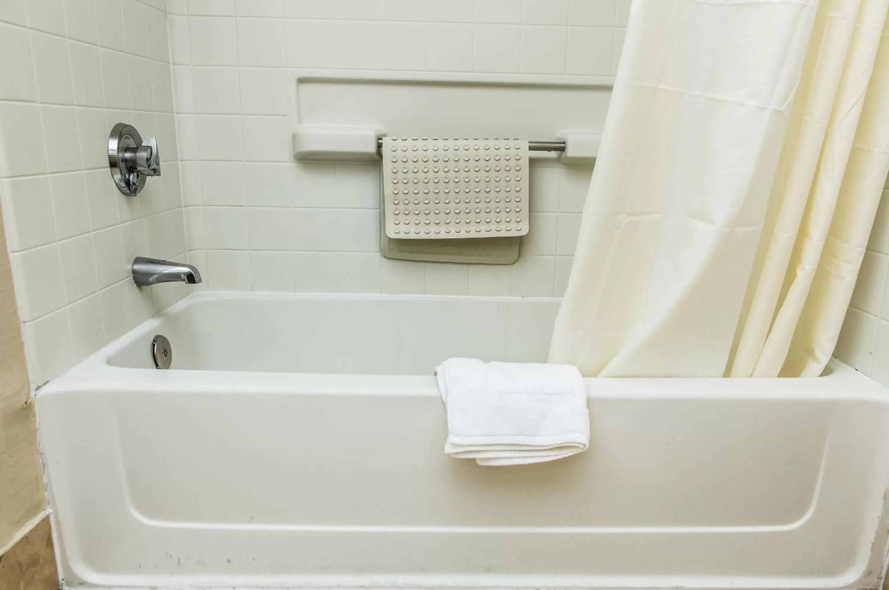 Shower, Bathroom in Pelican Inn