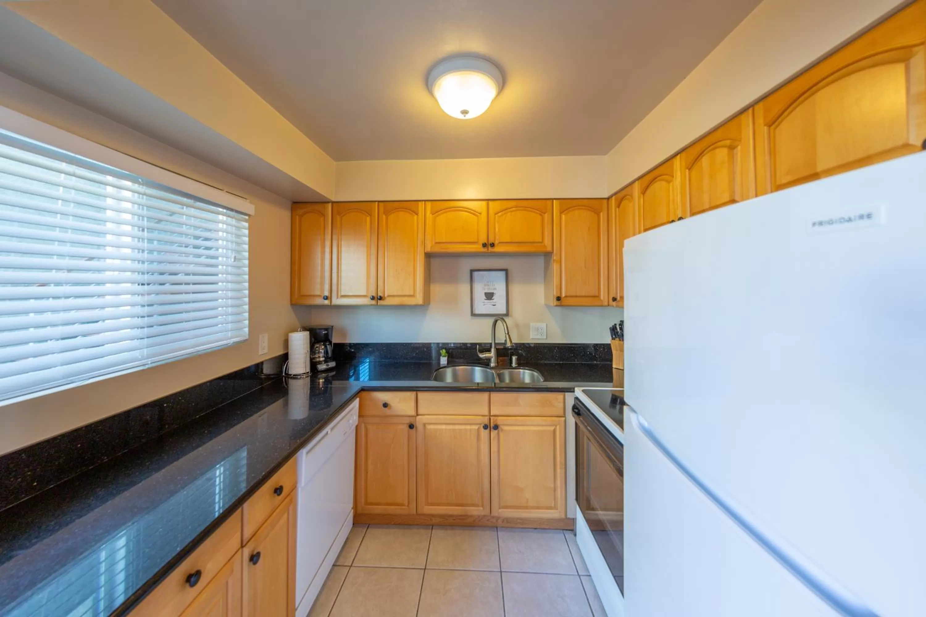 Coffee/tea facilities, Kitchen/Kitchenette in Beachwalk Villas